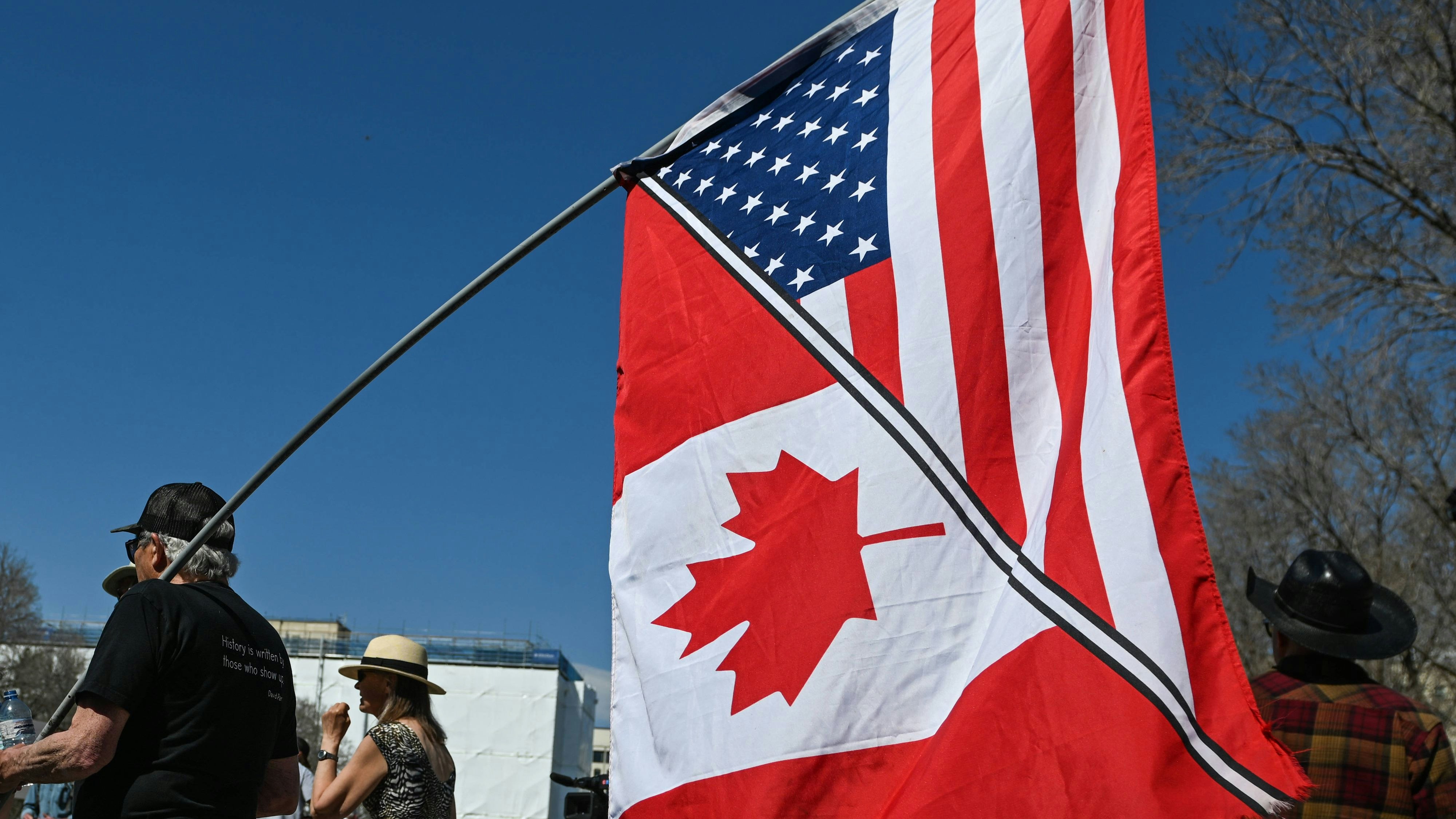 Alberta Sovereignty Sparks Protests And Tensions In Edmonton EDMONTON, CANADA - MAY 3: A participant holds a fabricated US/Canadian joined flag as Alberta sovereigntists and supporters gather outside the Alberta Legislature, following the federal election victory of Prime Minister Mark Carneys Liberals and the tabling of new independence-related legislation by Premier Danielle Smiths UCP government, in Edmonton, Alberta, Canada, on May 3, 2025. A smaller group of counter-protesters demonstrated nearby, highlighting concerns over Indigenous treaty rights and the broader implications of provincial separation. Edmonton Canada PUBLICATIONxNOTxINxFRA Copyright: xArturxWidakx originalFilename: widak-albertas250503_np6Al.jpg