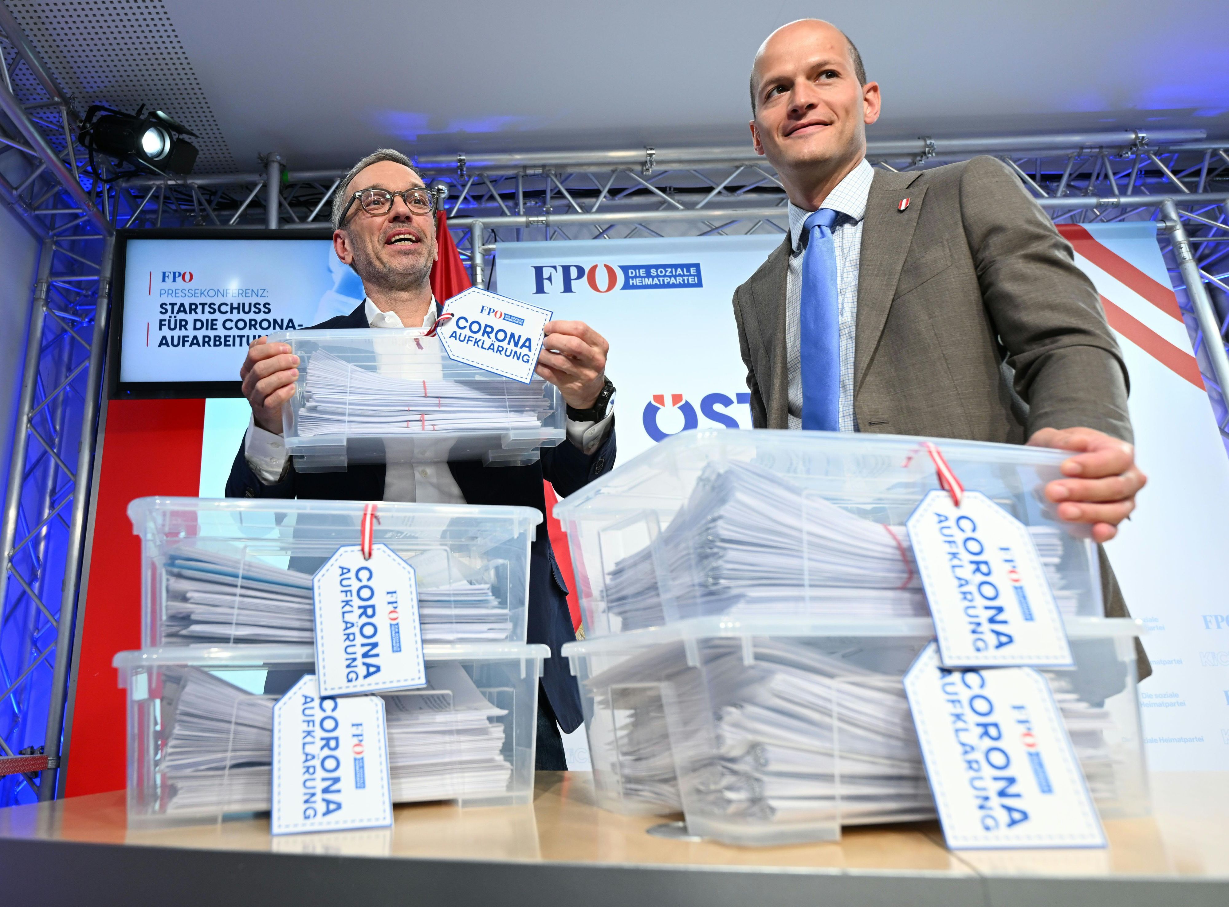 Die FPÖ will 827 parlamentarische Anfragen an alle Ressorts zum Thema Corona-Aufarbeitung stellen. 