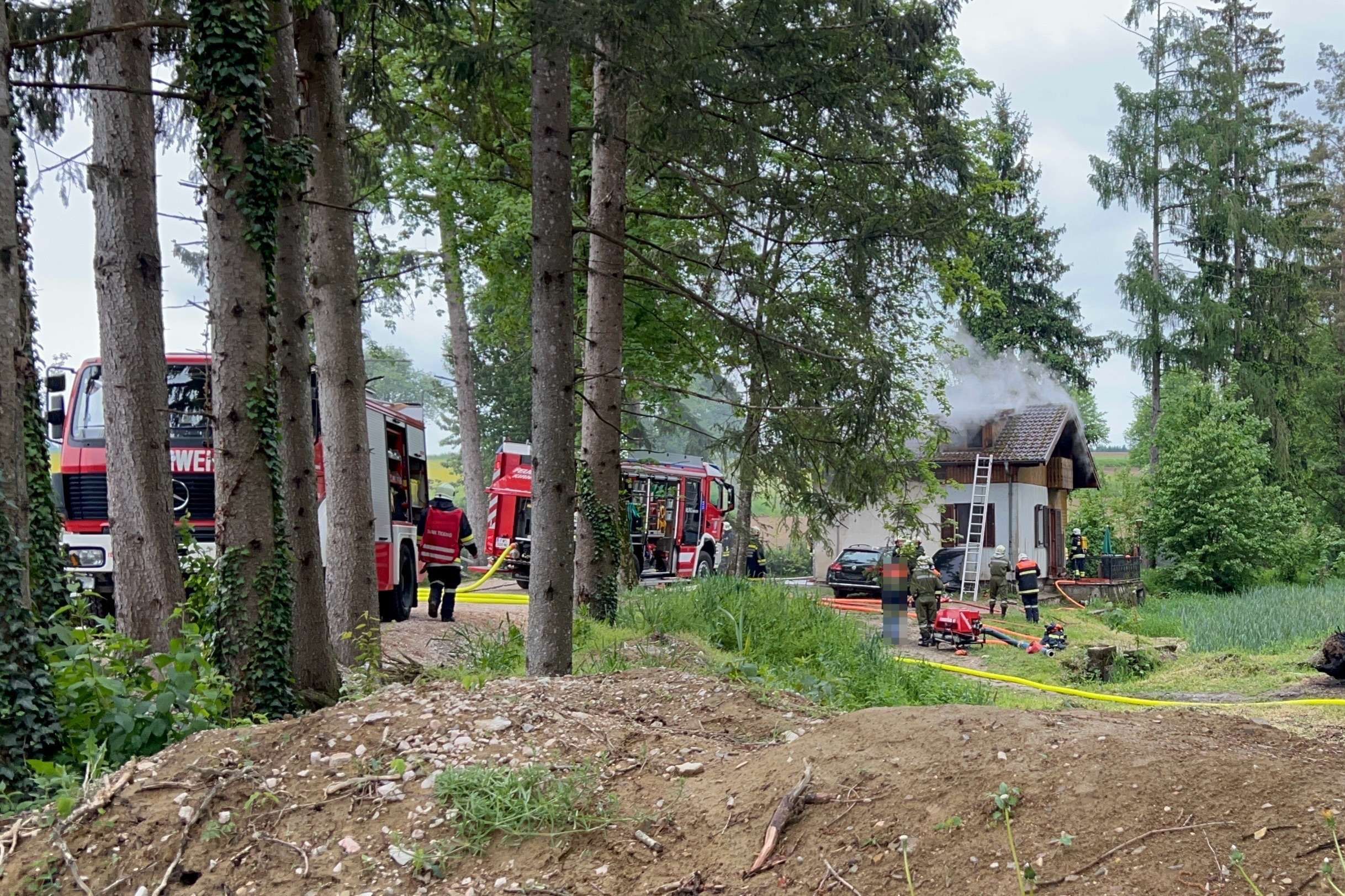 Feuerwehr bekämpft Dachstuhlbrand im Bezirk Melk