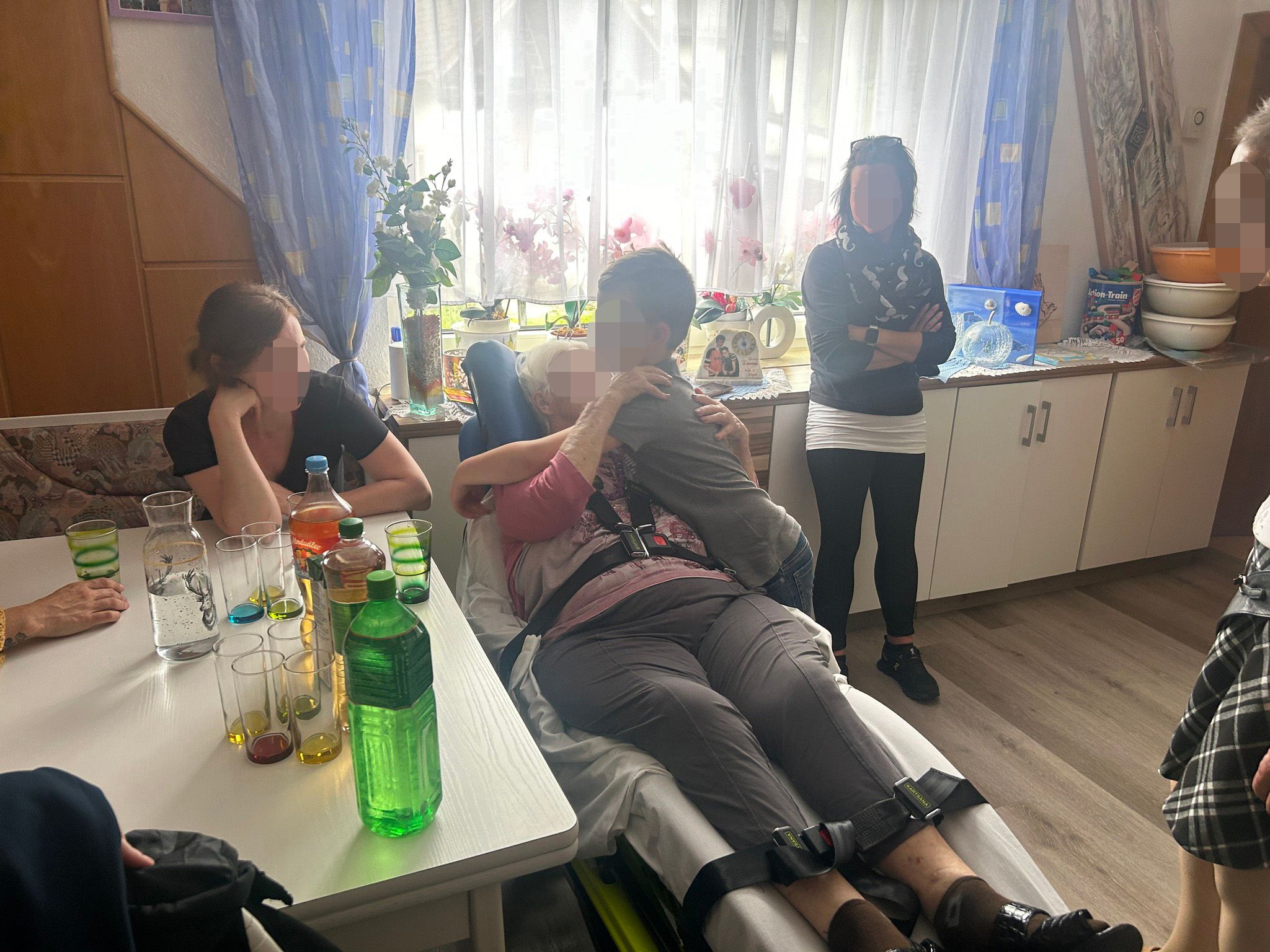 Im Kreise ihrer Liebsten: die überglückliche Josefa (86).