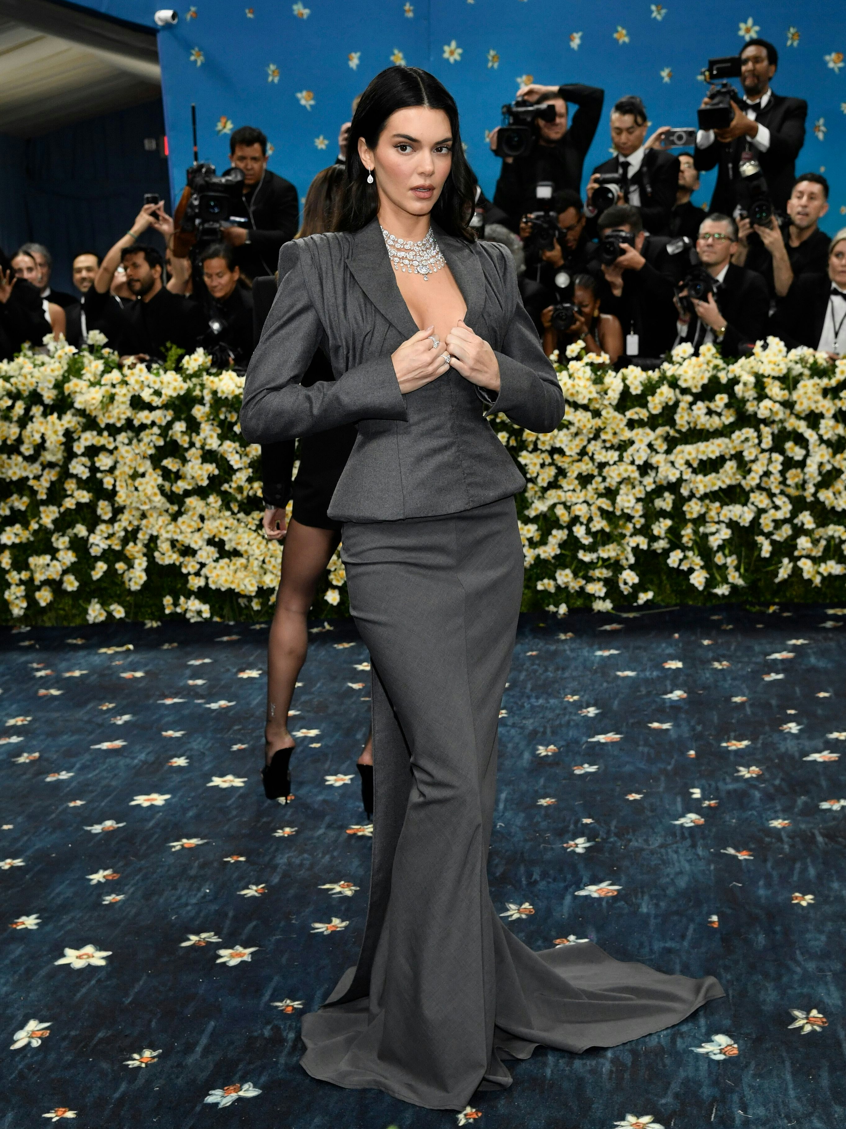 Kendall Jenner präsentierte einen altmodischen Look mit einer dunklen Jacke und einem langen Rock – weit entfernt von ihrem gewohnten Gala-Stil.