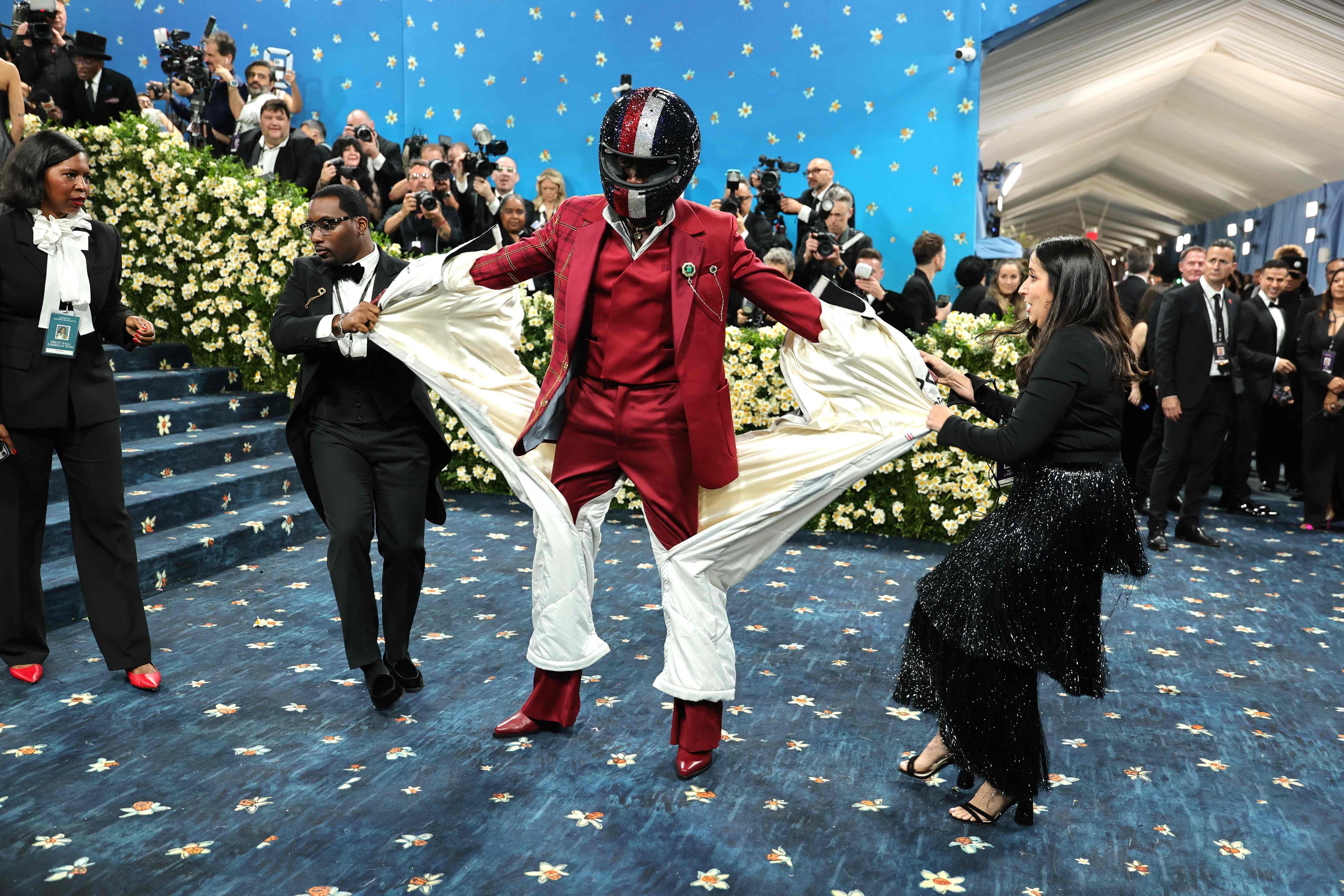 Der britische Schauspieler Damson Idris sorgte zweifellos für einen der aufregendsten Augenblicke der Met Gala 2025.
