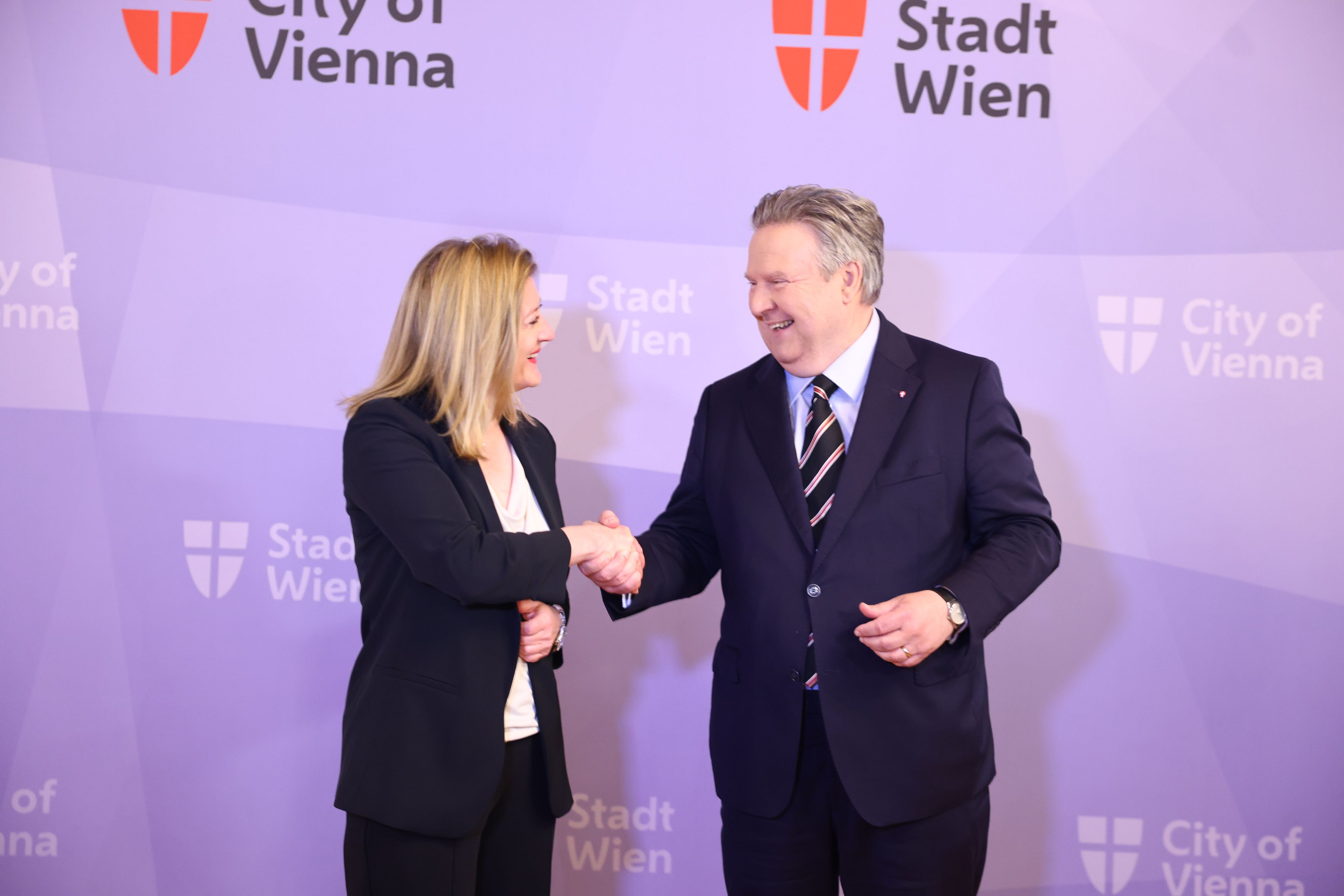Händeschütteln zum Auftakt: Betina Emmerling (NEOS) und Bürgermeister Ludwig (SPÖ) zeigten sich am 6. Mai bestens gelaunt beim Start der Verhandlungen.