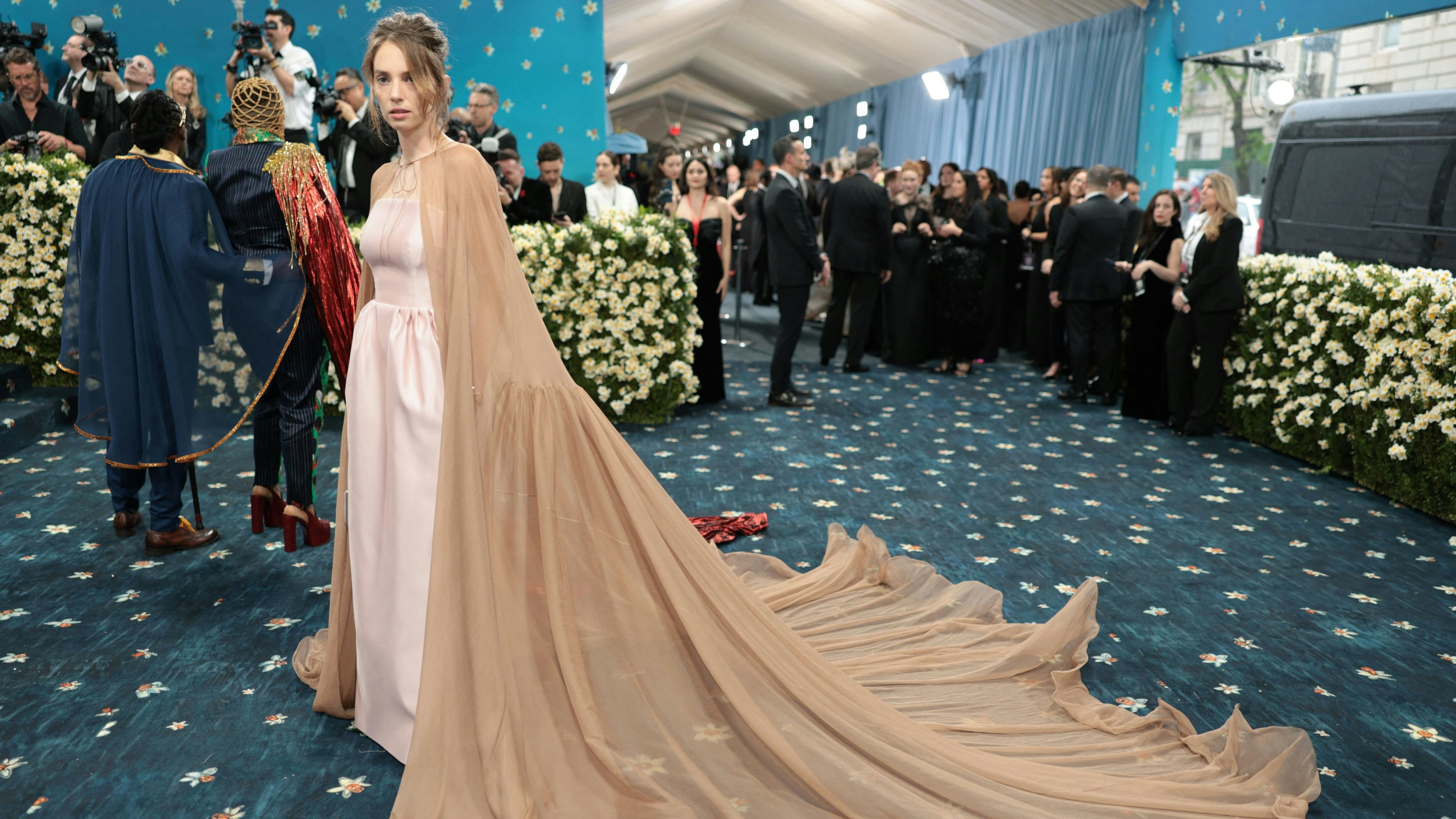 Maya Hawke glänzte in einem wunderschönen Prada-Kleid, doch der Look passte wenig zum Motto der Met Gala.