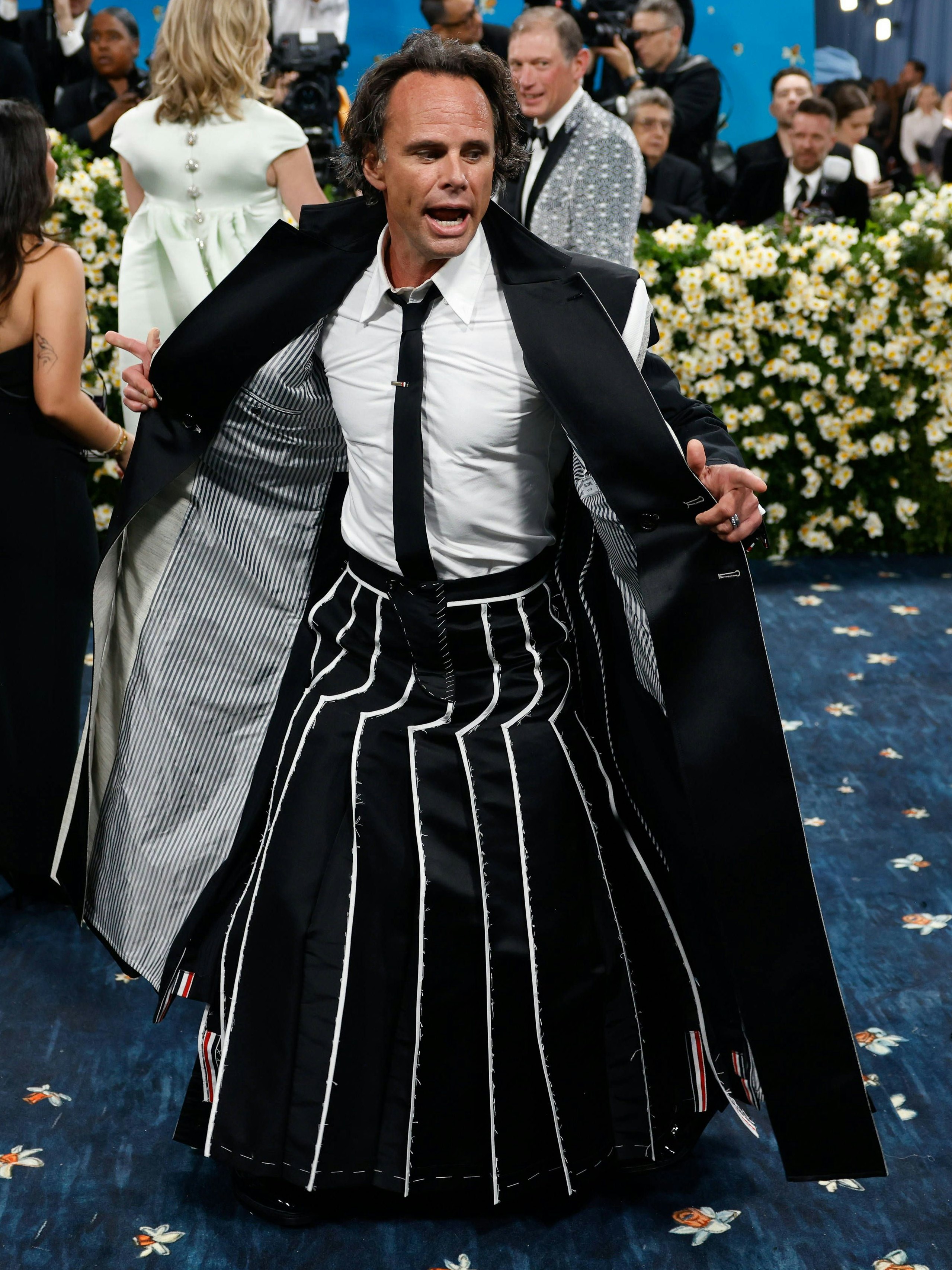 Walton Goggins sorgte mit einem schwarzen Inside-Out-Rock von Thom Browne für Verwirrung. Auch seine Kleiderpräsentation machte einigen Angst. 