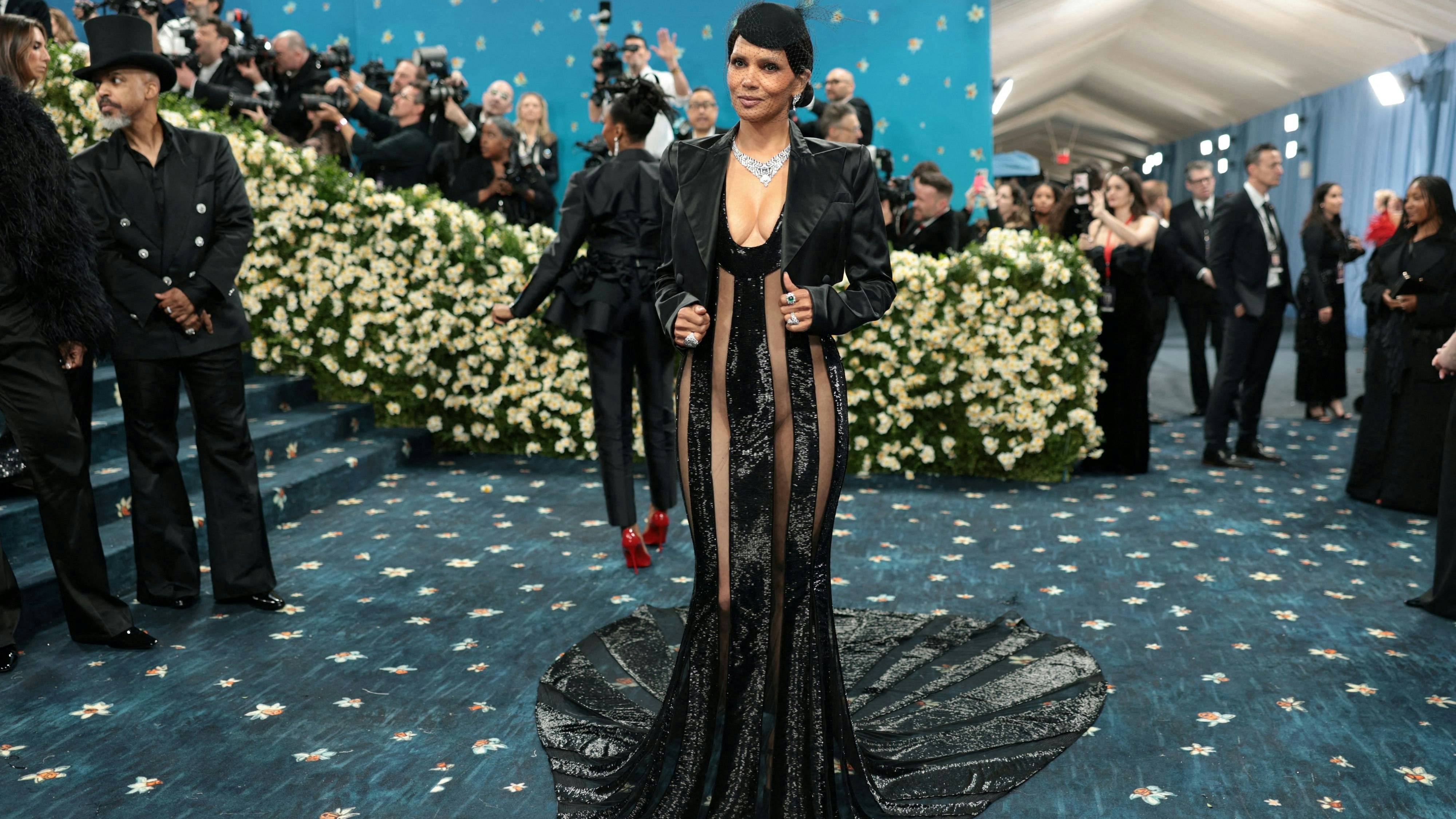 Halle Berry wagte sich an das Naked Dress, doch die vertikalen Streifen stießen bei den Modekritikern auf wenig Begeisterung.