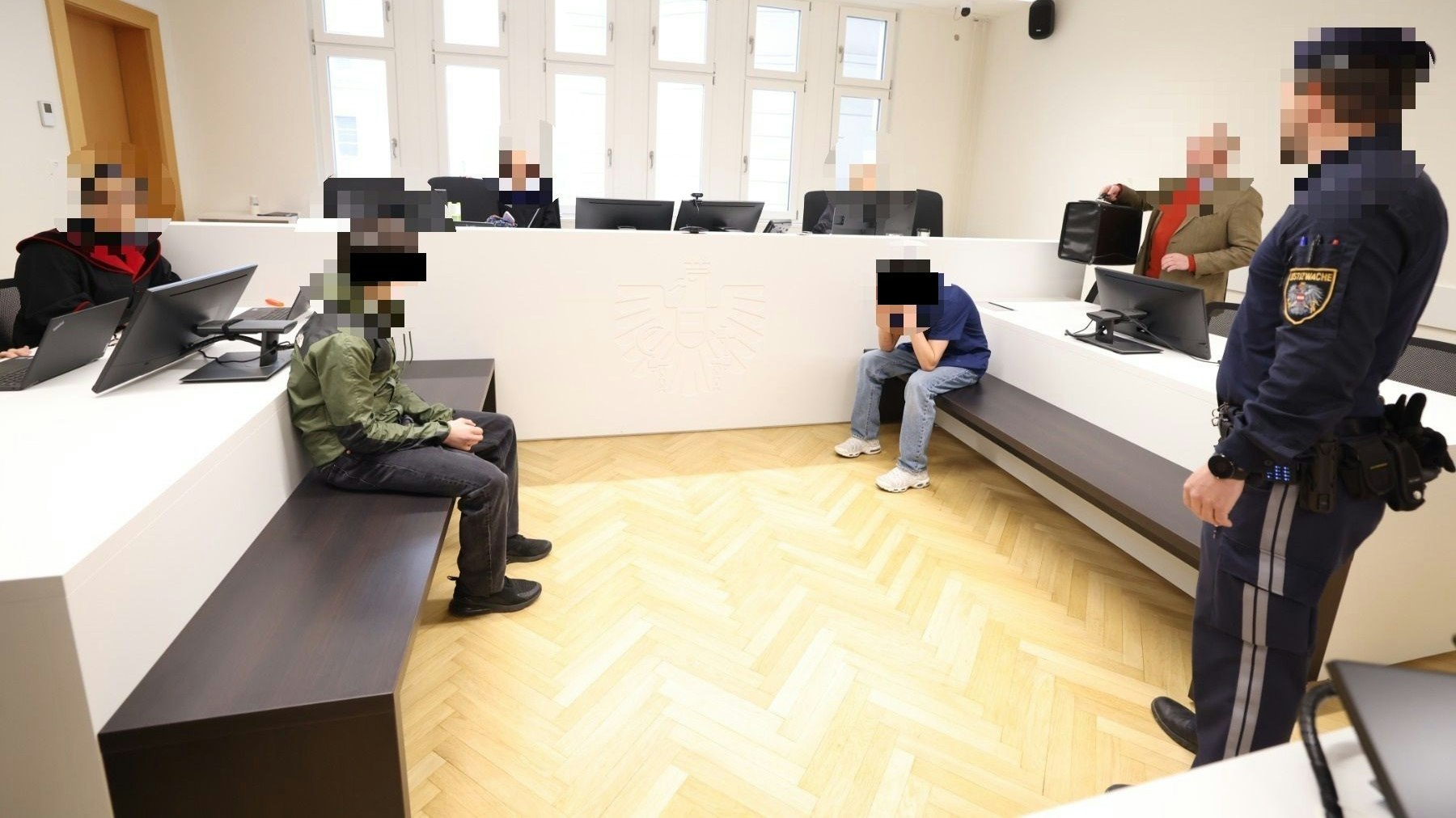 Heute.at - Abschiebe-Hammer! Karner geht gegen Systemsprenger vor