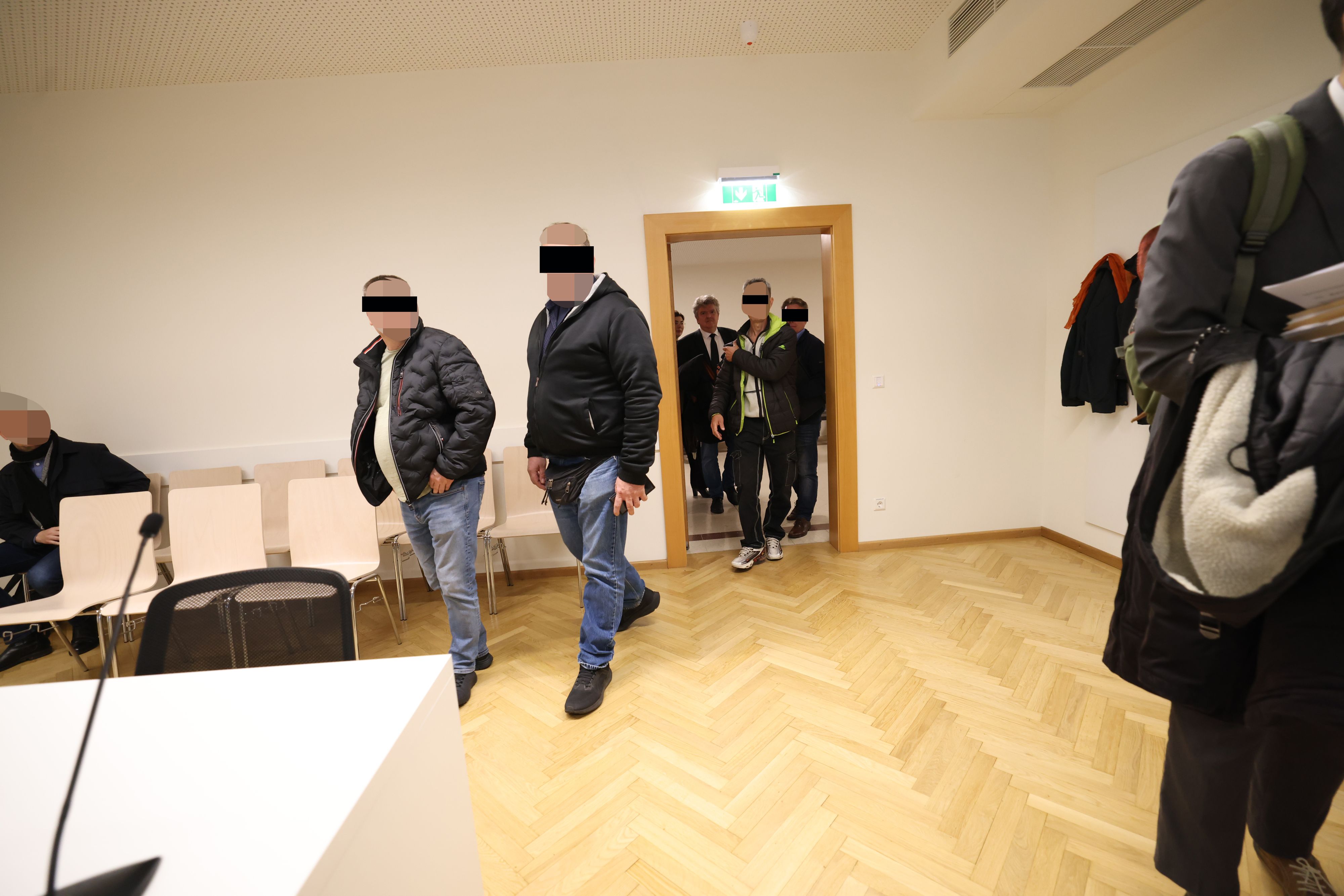 Die Angeklagten mit Anwälten vor Gericht in Wien.