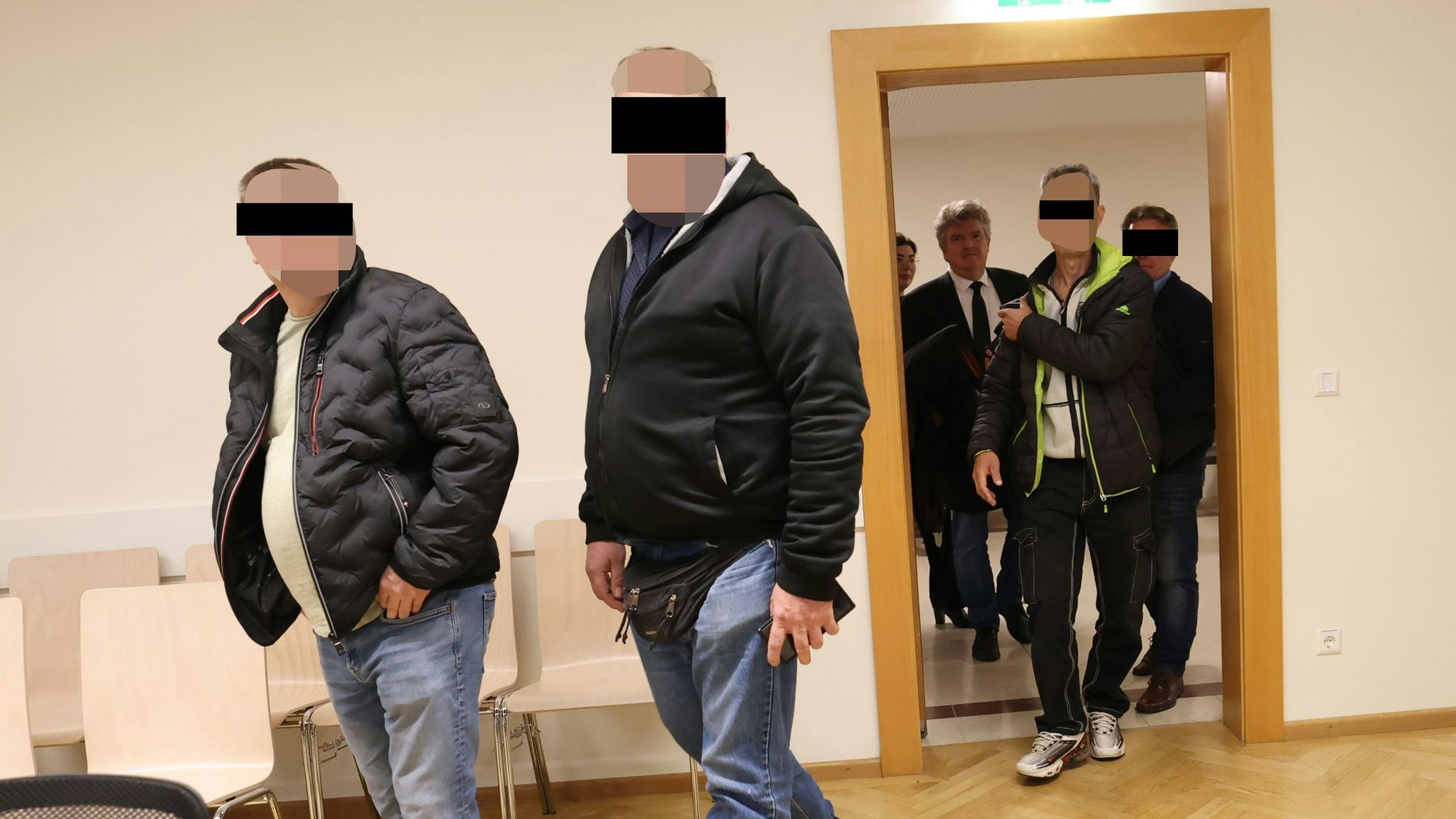 Die Angeklagten mit Anwälten vor Gericht in Wien.