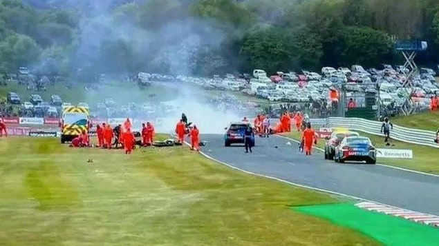 Heute.at - Schwerer Massencrash – zwei Motorradfahrer sterben