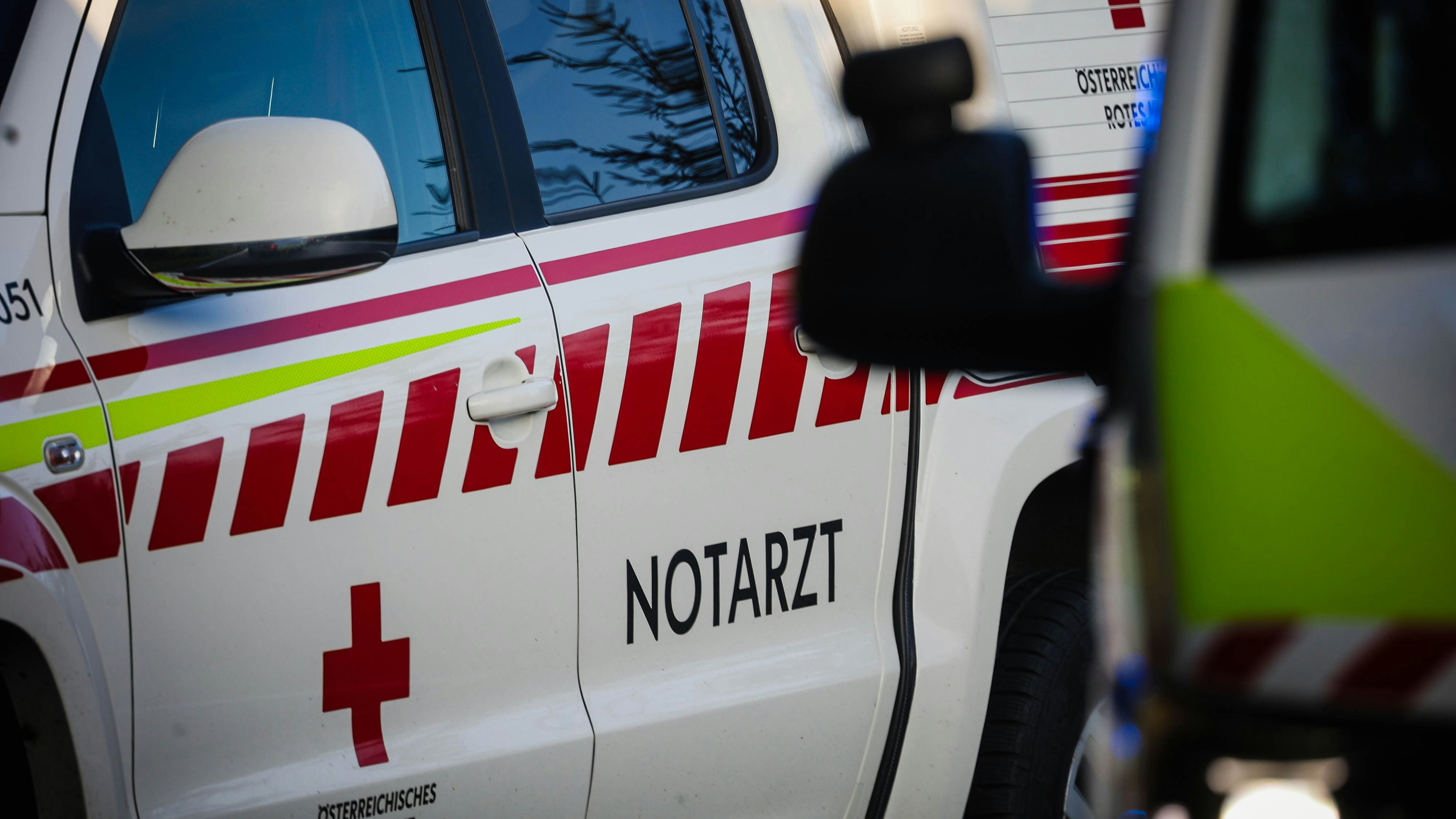 Download von www.picturedesk.com am 06.05.2025 (16:07).  23.10.2023, Burgkirchen, AUT, Unterwegs in der Oberösterreich, Themenbild, Verschiedene Themenbilder, Symbolbild, Unfall, Unfallstelle, im Bild Notarztauto, Notarzt, Braunau, Erste Hilfe, Rettungsauto, Schriftzug, Blaulicht, Logo, Rotes Kreuz, Pressefoto Scharinger © 2023, PhotoCredit Daniel Scharinger - 20231025_PD2281 - Rechteinfo: Rights Managed (RM) Nur fÃ¼r redaktionelle Nutzung!