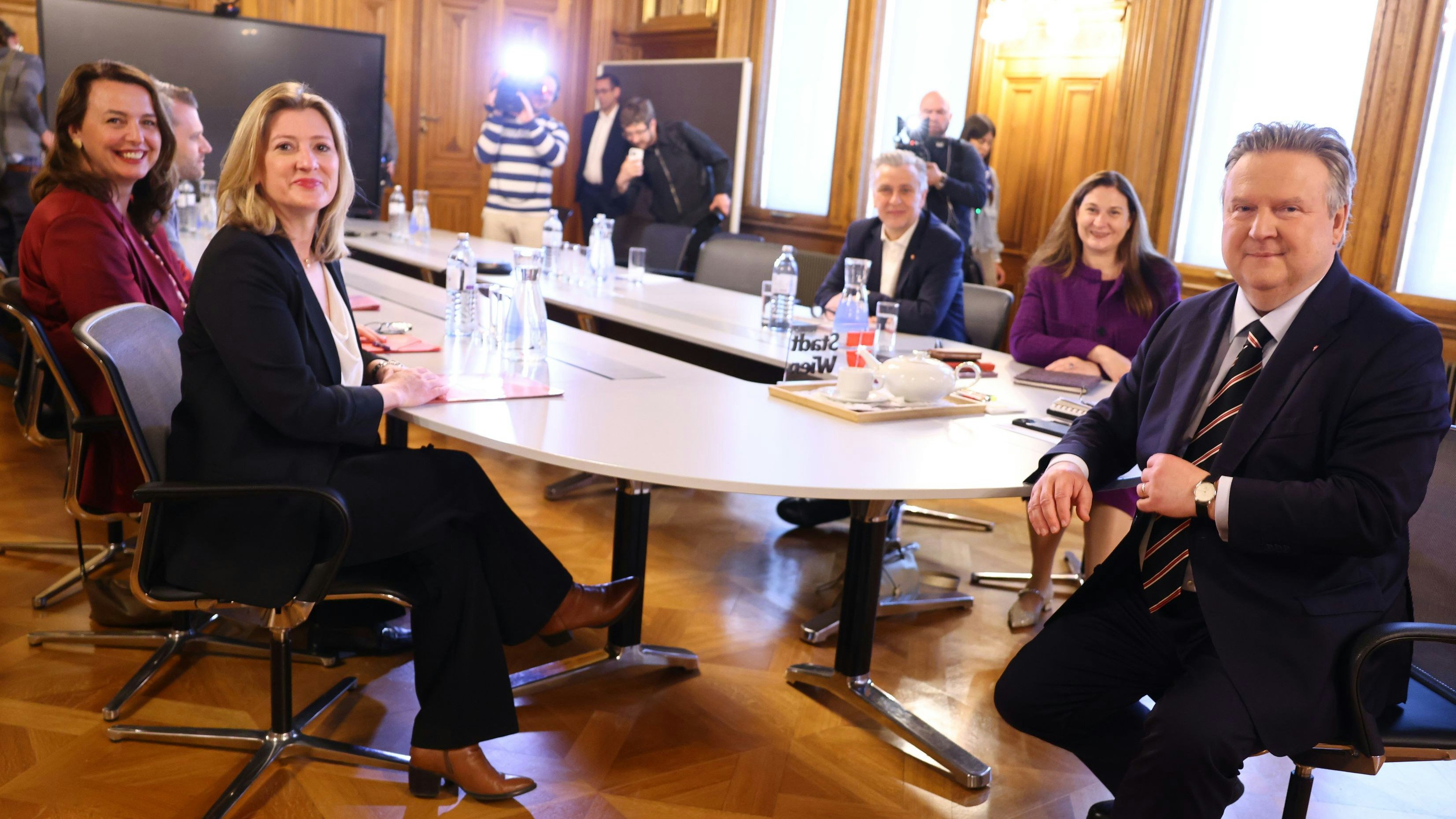 (v.l.) Bettina Emmerling (Neos) sowie Bürgermeister Michael Ludwig (SPÖ), Jopsef Taucher (SPÖ) und Barbara Novak (SPÖ) zu Beginn von Koalitionsverhandlungen zwischen SPÖ und NEOS für eine Wiener Stadtregierung am Dienstag, 6. Mai 2025, in Wien