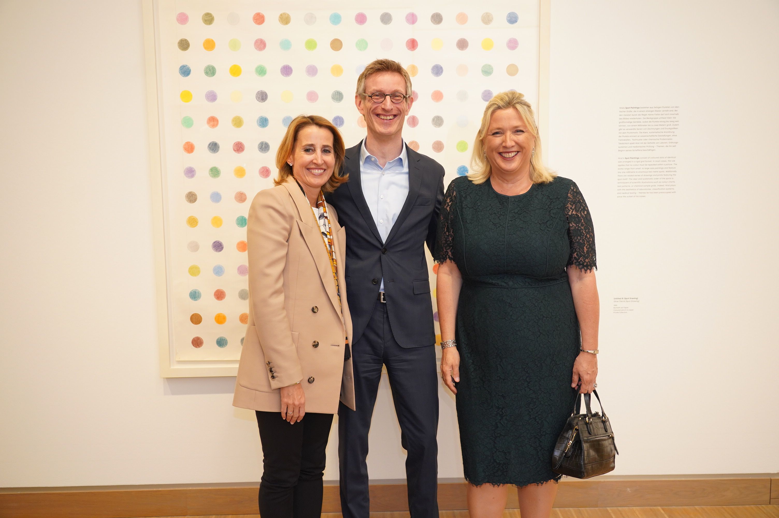 Alexandra Winkler mit Generaldirektor der Albertina Ralph Gleis und der britischen Botschafterin Lindsay Skoll bei Damien Hirsts Ausstellung. 