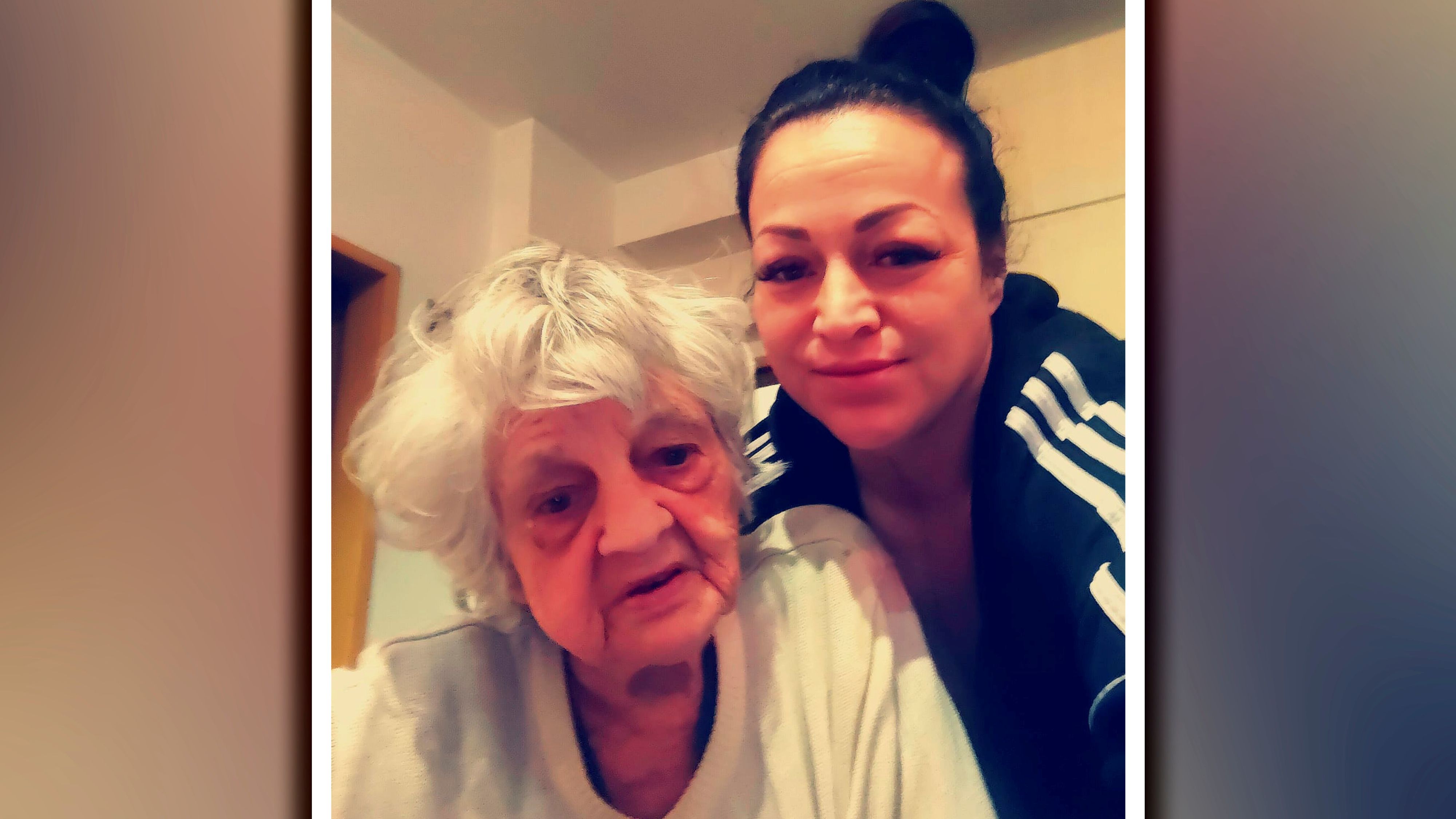 Daniela Sojer mit ihrer Oma Elisabeth.