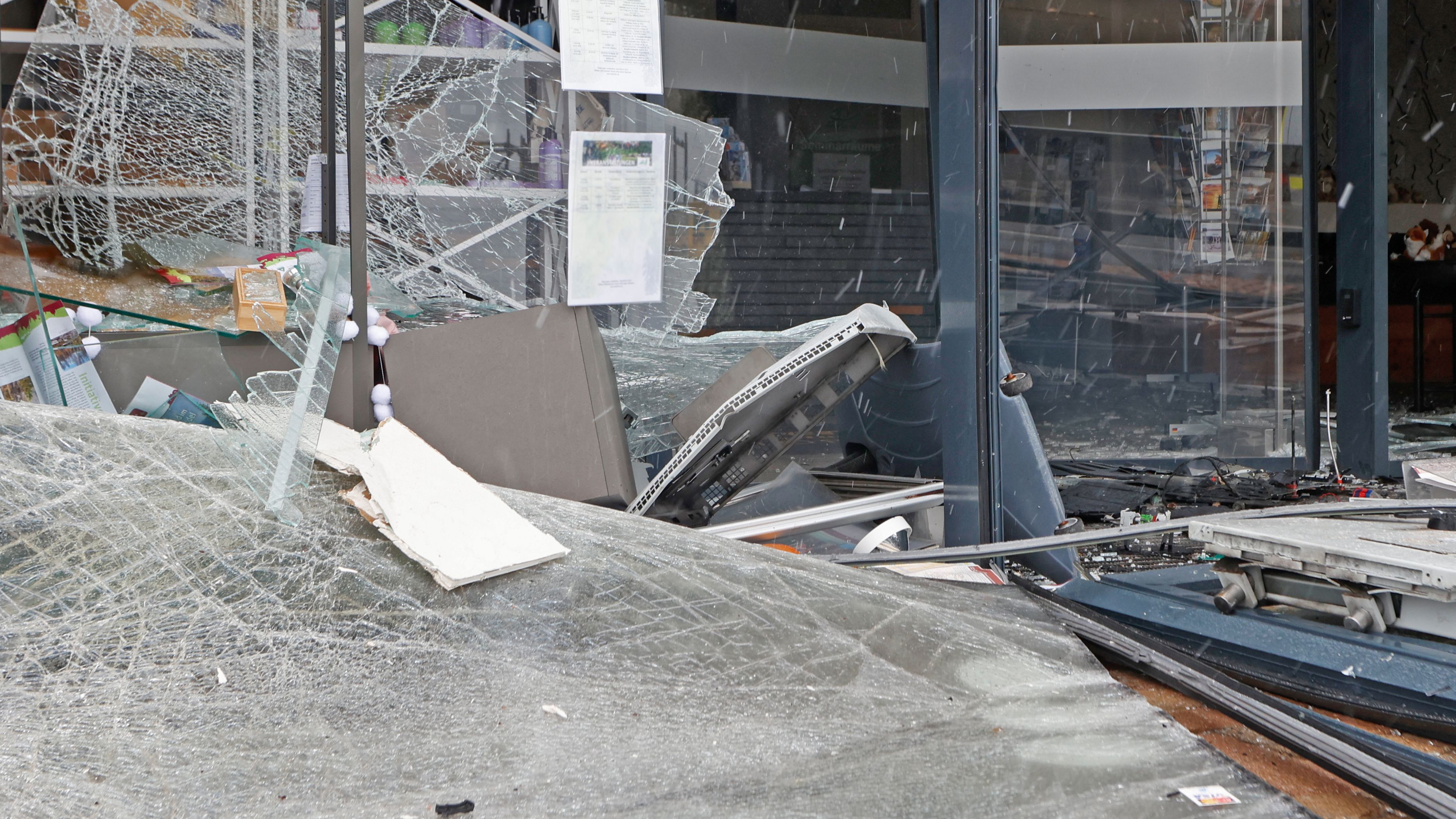 Der Eingangsbereich der Arztpraxis wurde zerstört.