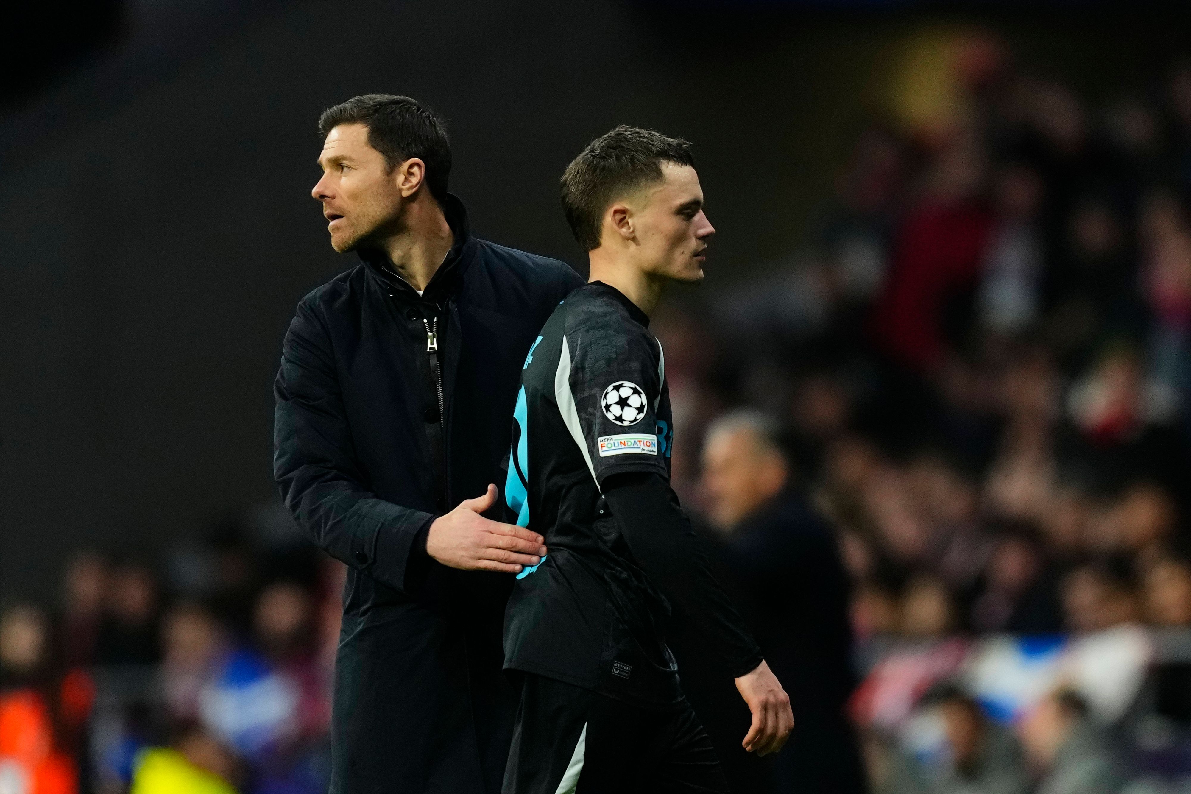 Leverkusens Trainer Xabi Alonso (l.) soll von Wirtz' Wechselabsichten wissen.