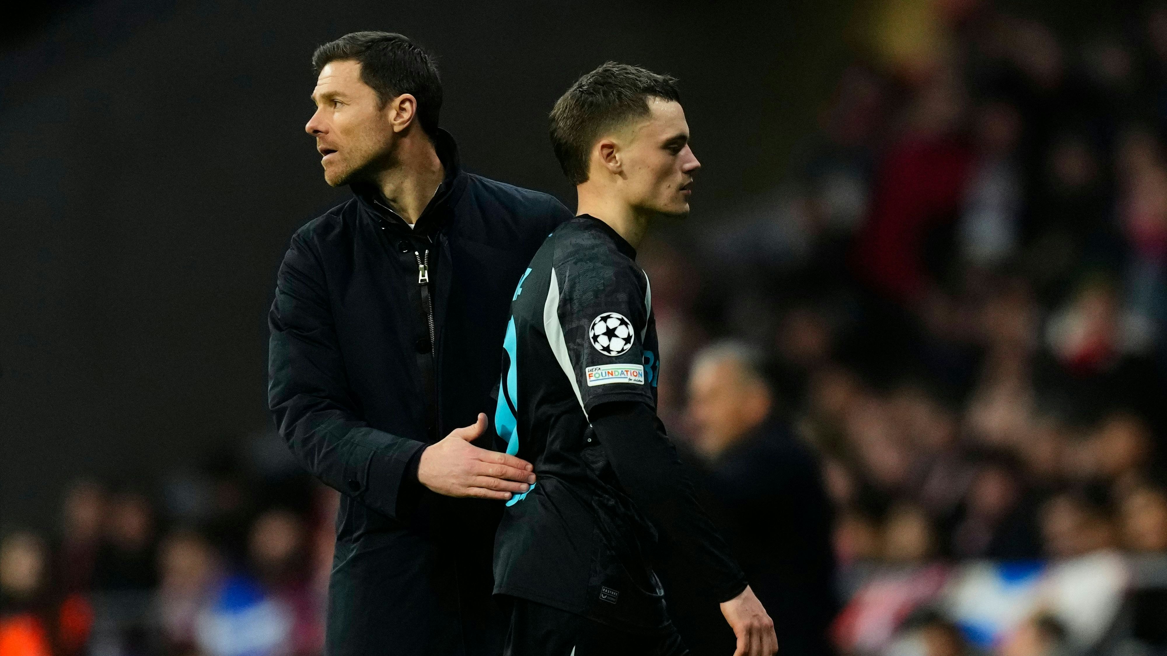 Leverkusen Trainer Xabi Alonso (l.) soll von den Wechselabsichten von Wirtz bescheid wissen. 