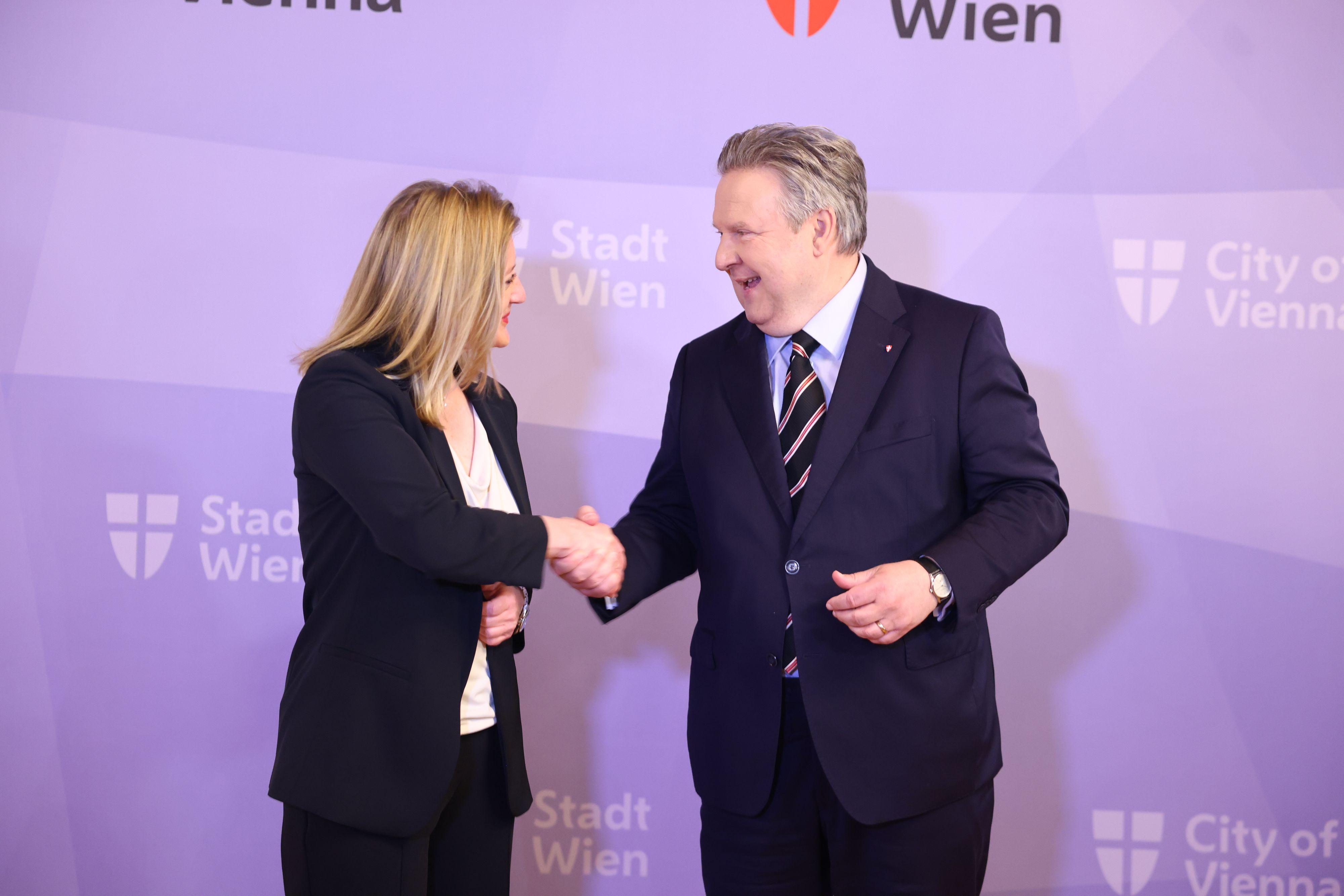 Bürgermeister Michael Ludwig (SPÖ) und Bettina Emmerling (NEOS) besiegeln die rot-pinke Zusammenarbeit für die kommende Regierungsperiode.