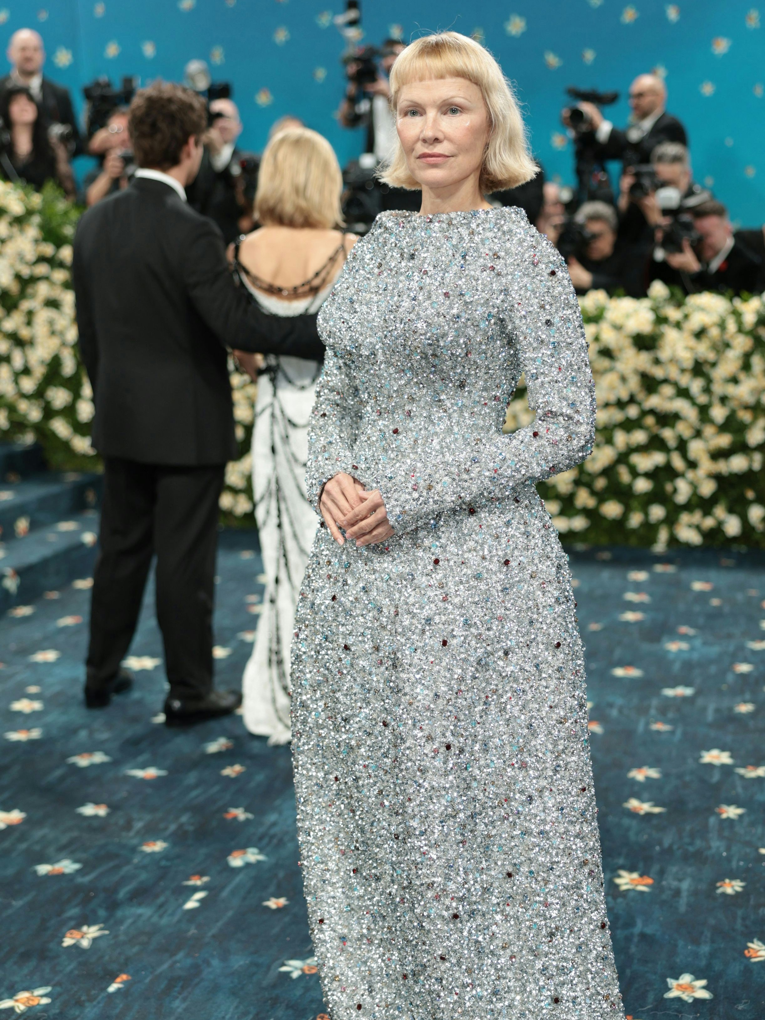 Pamela Anderson beeindruckte weniger mit ihrem Outfit, sondern mit ihrer radikal neuen Frisur – ein Bob mit ultrakurzem Pony. 