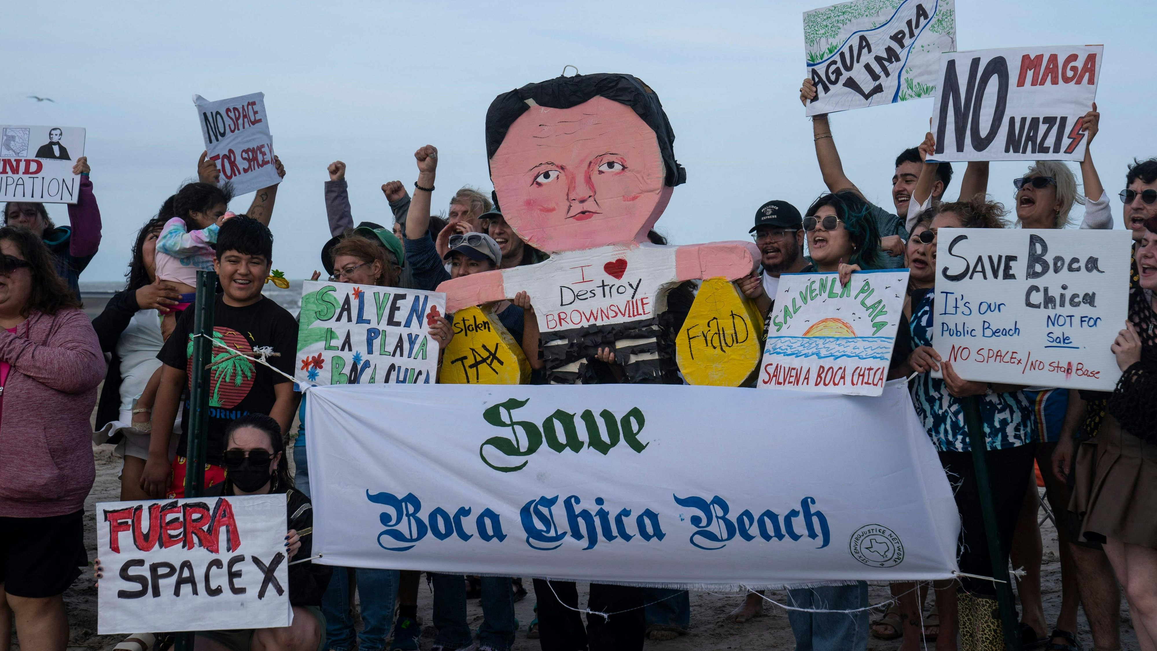 Heftige Proteste: Nicht alle Bewohner von Starbase freuen sich mit Elon Musk.