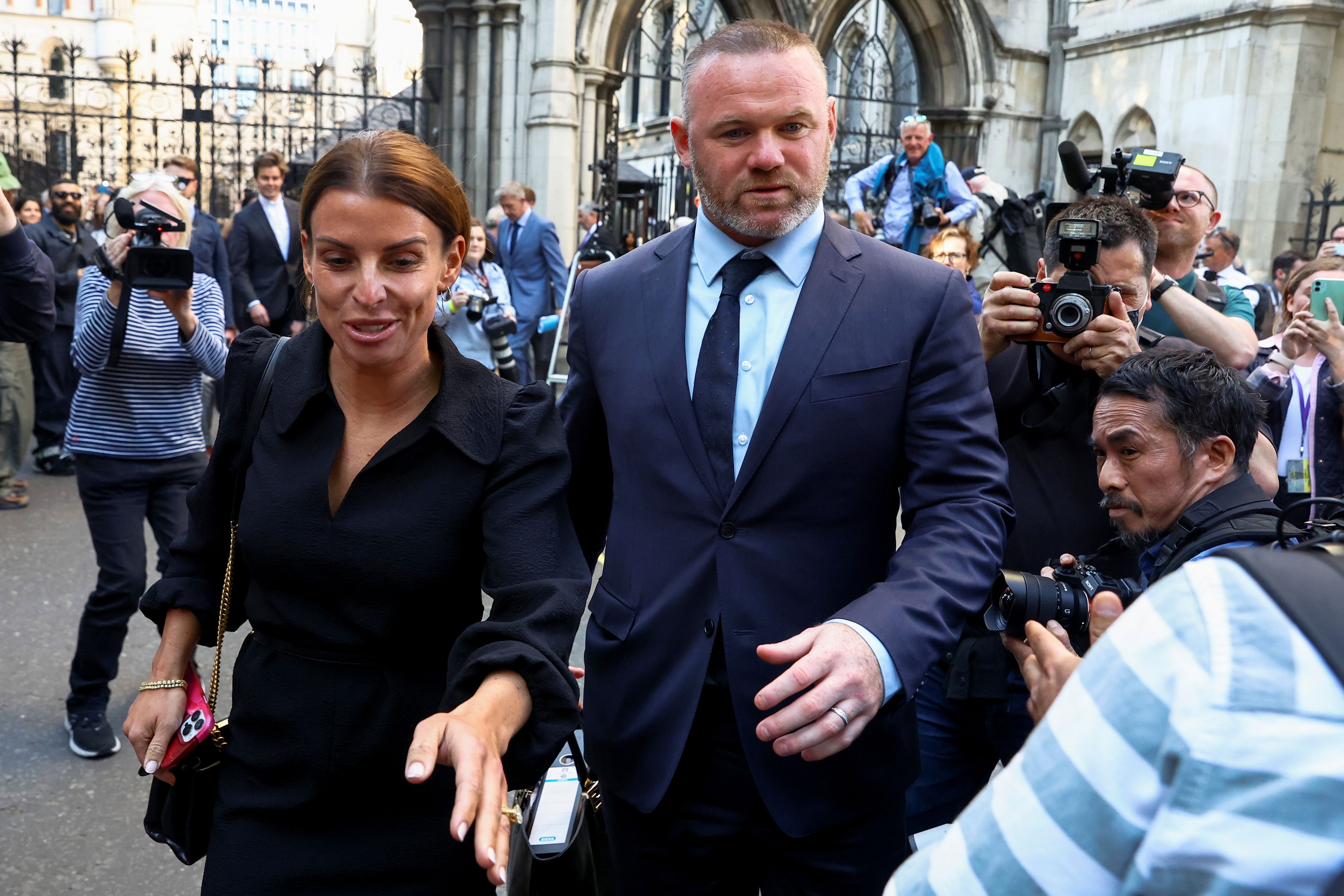 Coleen Rooney (l.) und Ehemann Wayne Rooney im Jahr 2022 vor dem Gericht in London.