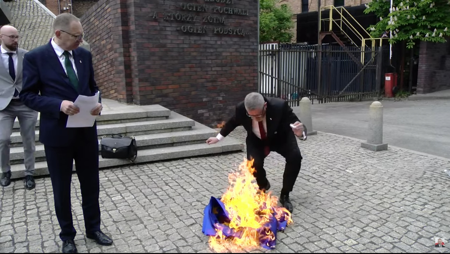 EU-Abgeordneter Grzegorz Braun zündete nach einer 