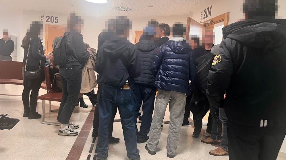 Die Burschen beobachteten den Prozess ihrer Freunde, sorgten für Störaktionen.