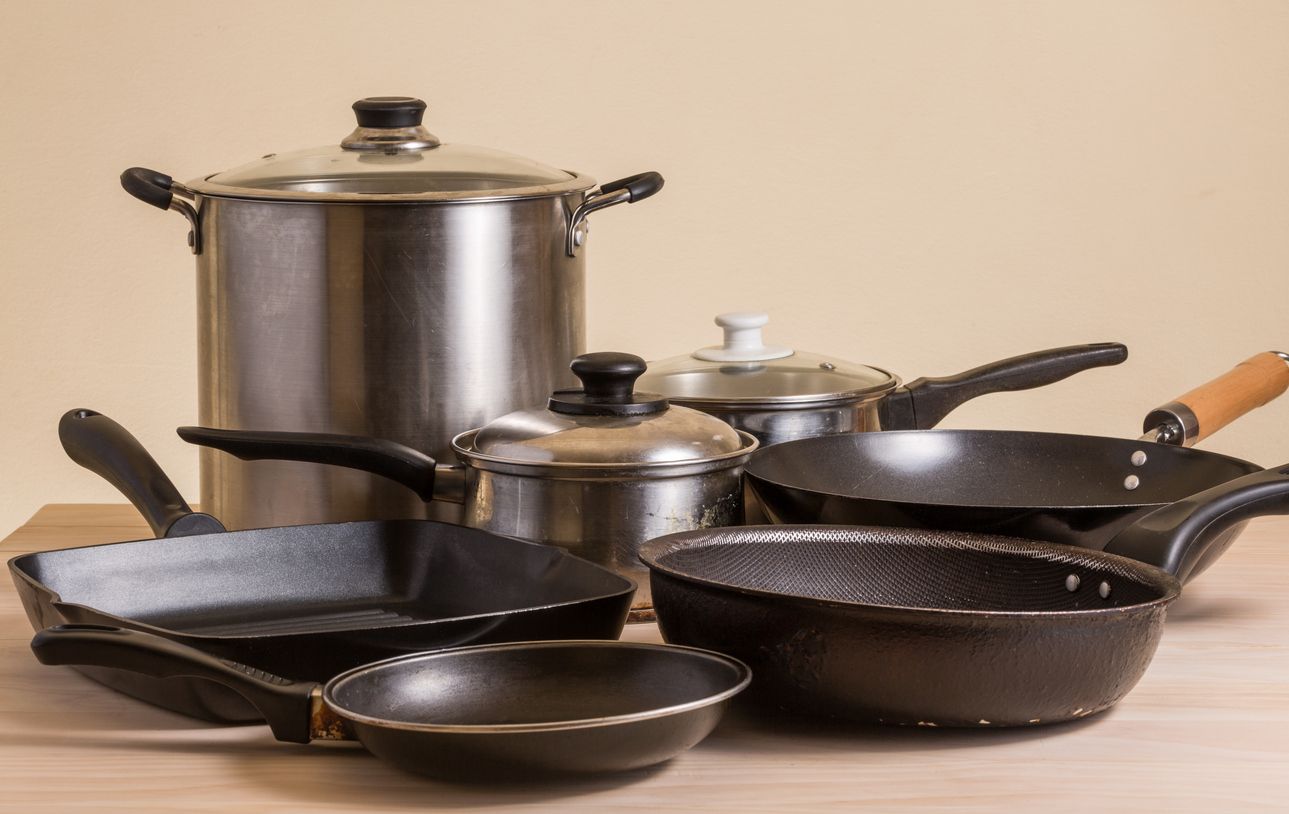 Deine Töpfe und Pfannen begleiten dich schon Jahre? Je nach Material könnte es Zeit für einen Wechsel sein.