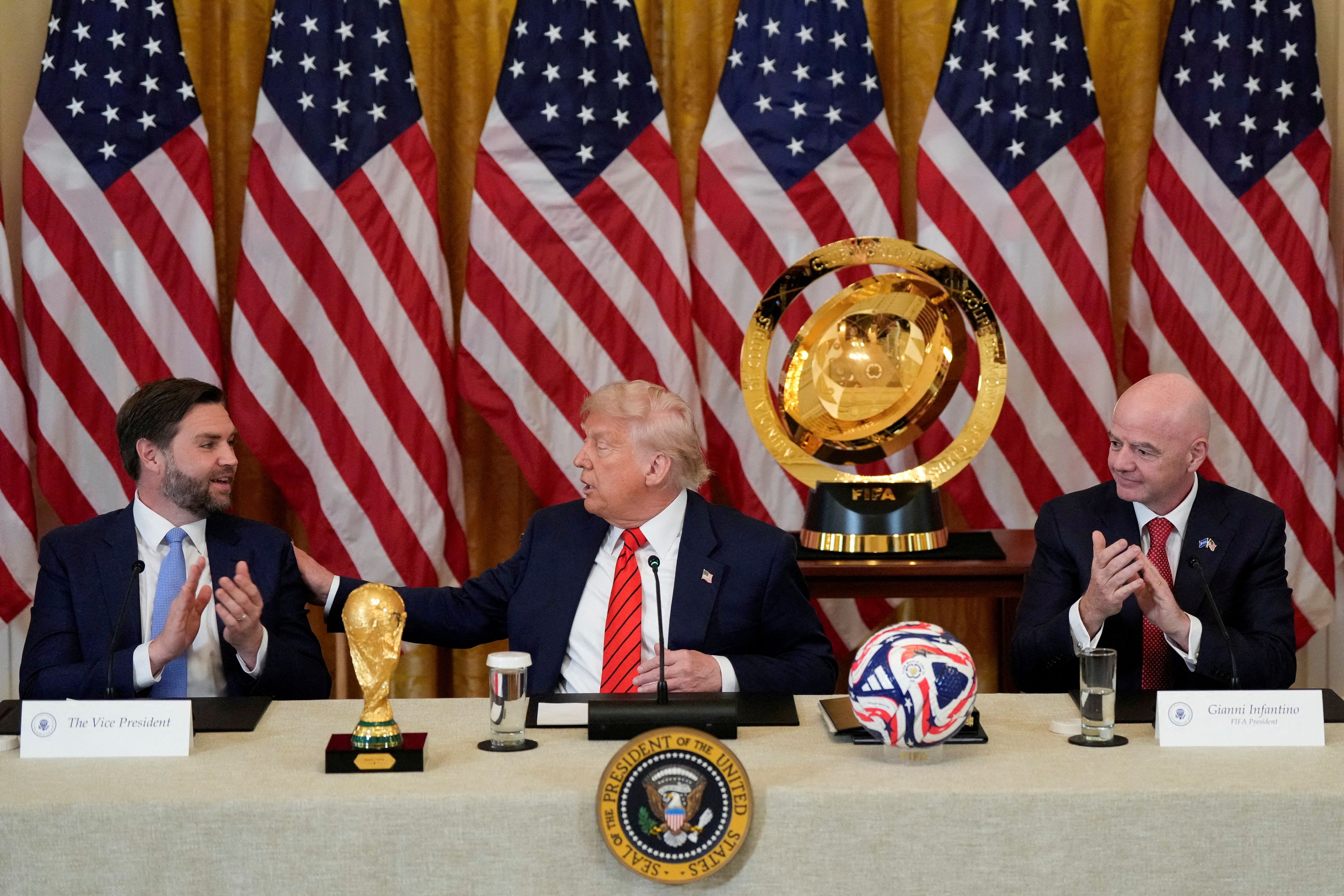 US-Vizepräsident JD Vance, US-Präsident Donald Trump und FIFA-Präsident Gianni Infantino. 