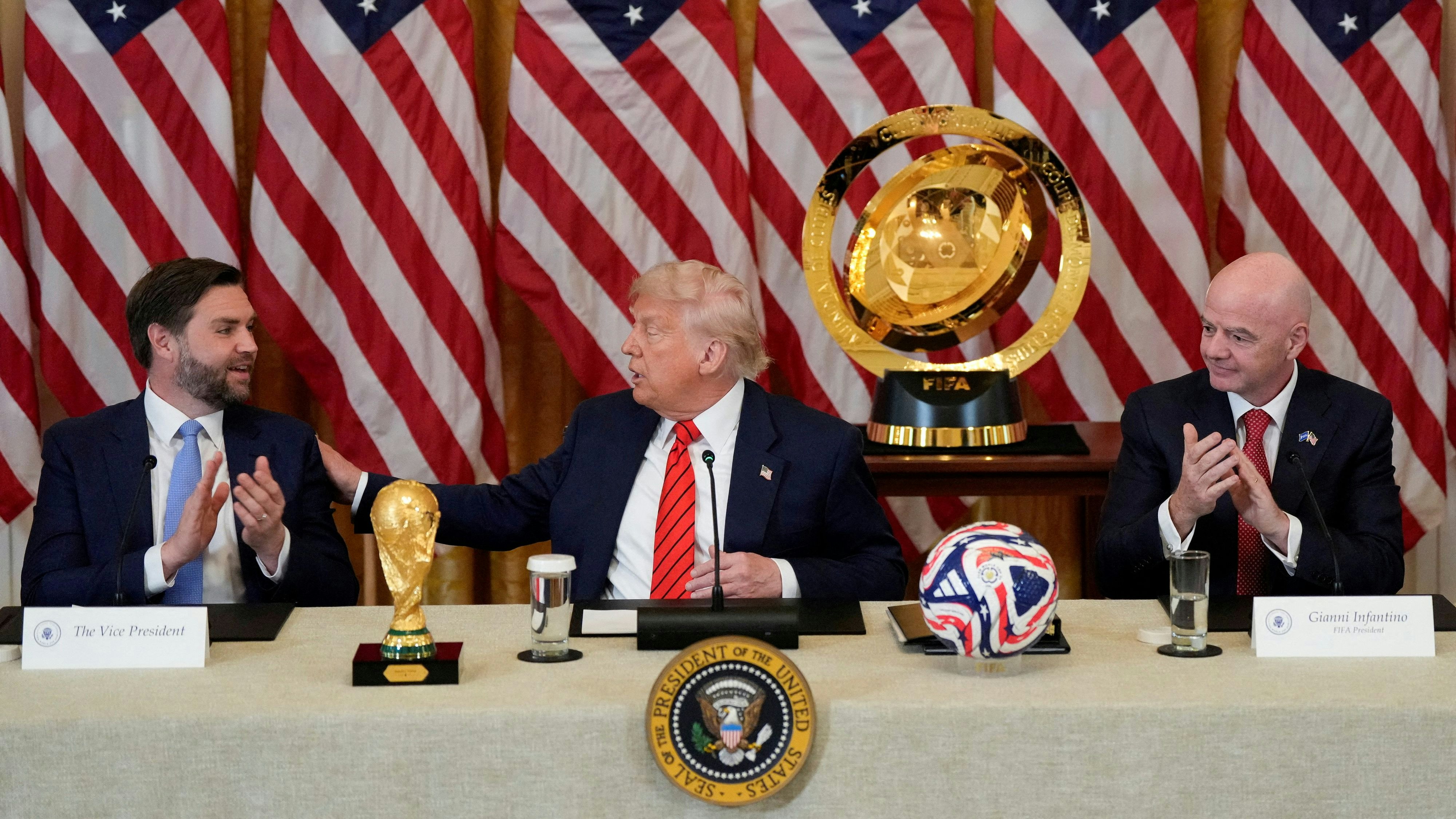 US-Vizepräsident JD Vance, US-Präsident Donald Trump und FIFA-Präsident Gianni Infantino. 