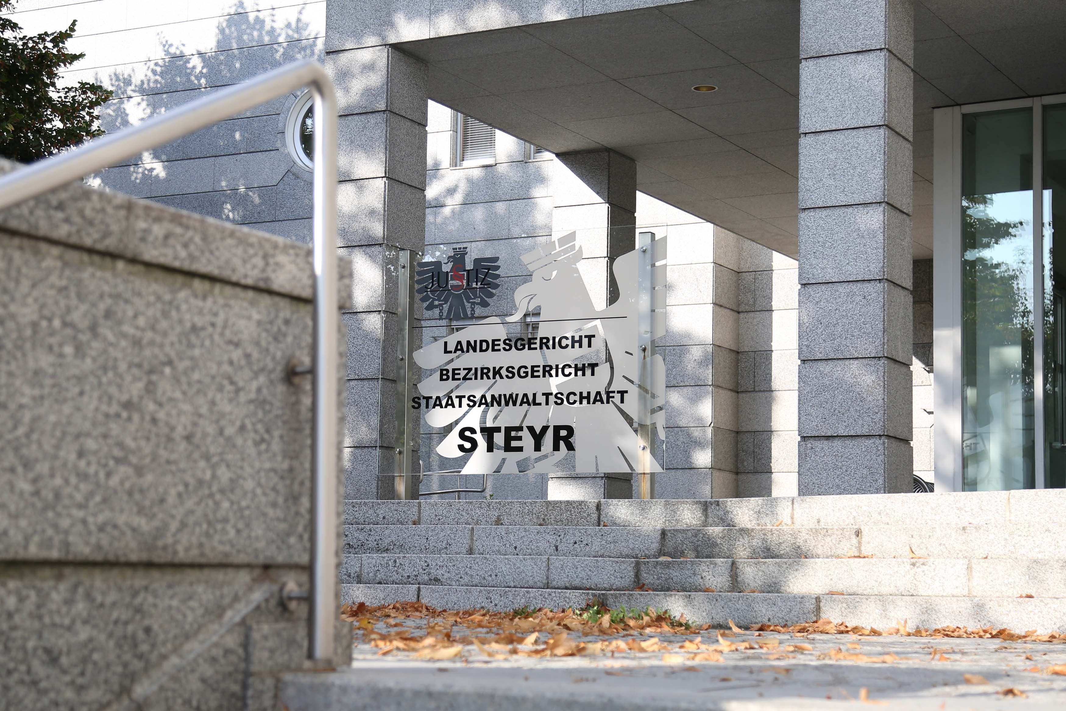 Der 69-jährige Ex-Produzent muss sich Dienstag und Freitag am Steyrer Landesgericht verantworten.