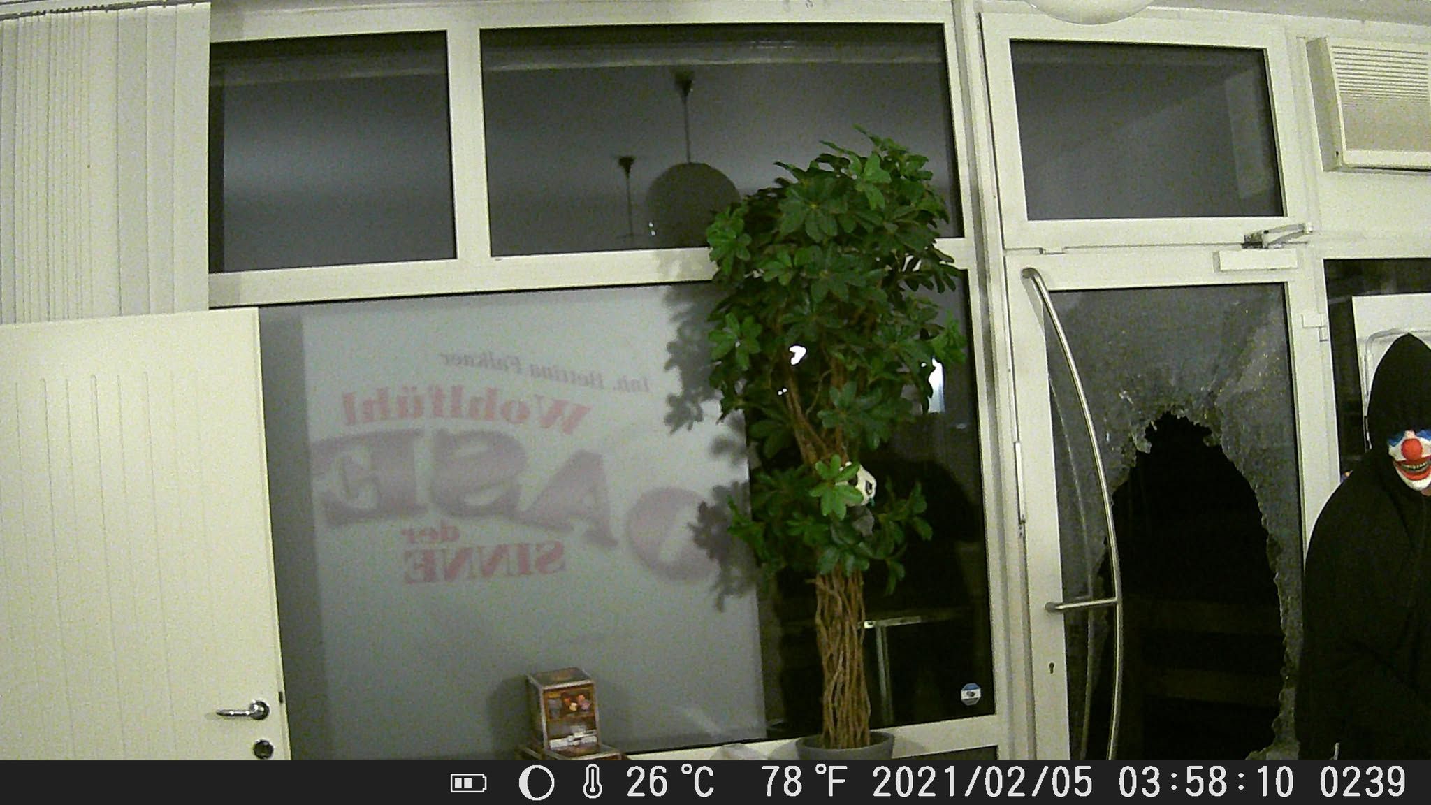 Der Horror-Clown tappte beim Einbruch in die Überwachungskamera.