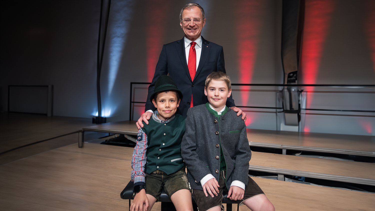 LH Thomas Stelzer (ÖVP) zeichnete die beiden heldenhaften Buben aus.