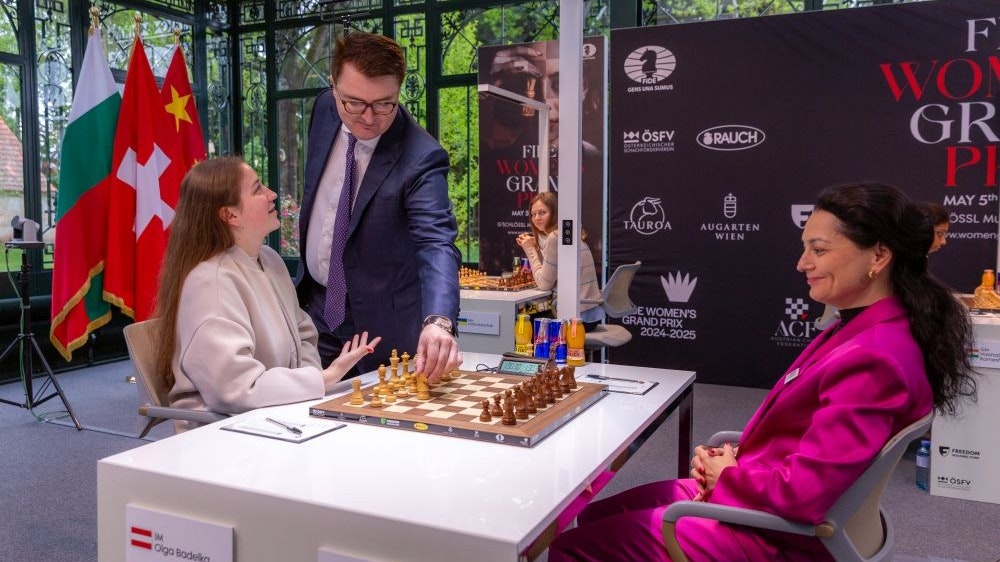 ÖSB Präsident Michael Stöttinger führt für Olga Badelky symbolisch den ersten Zug des Turniers aus.