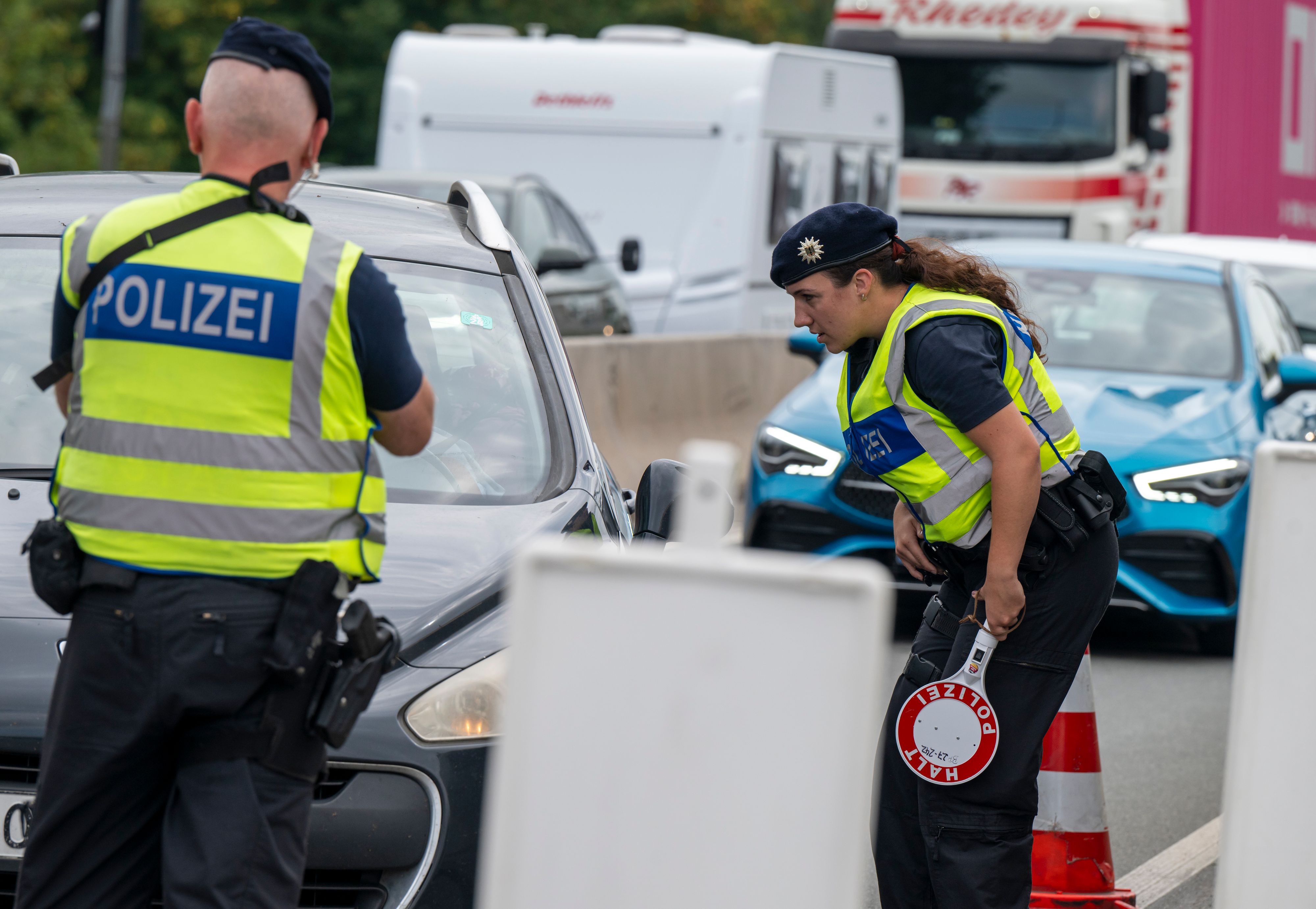 Deutschland weist jetzt illegale Migranten an den Grenzen zurück.