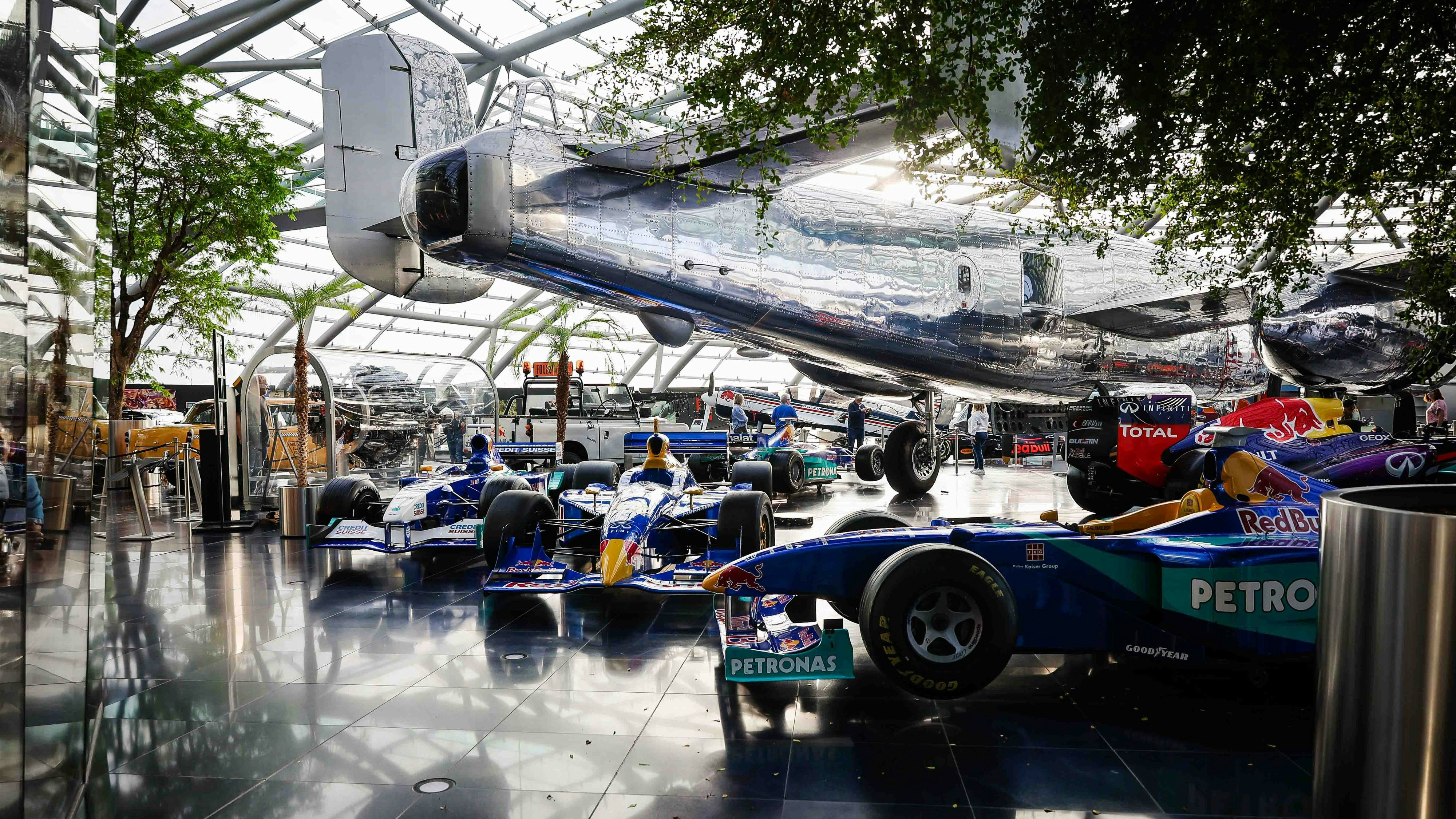 Der Hangar-7 beherbergt eine Sammlung historischer Flugzeuge, Hubschrauber und Formel-1-Rennwagen. Diese haben jedoch den Boden beschädigt.