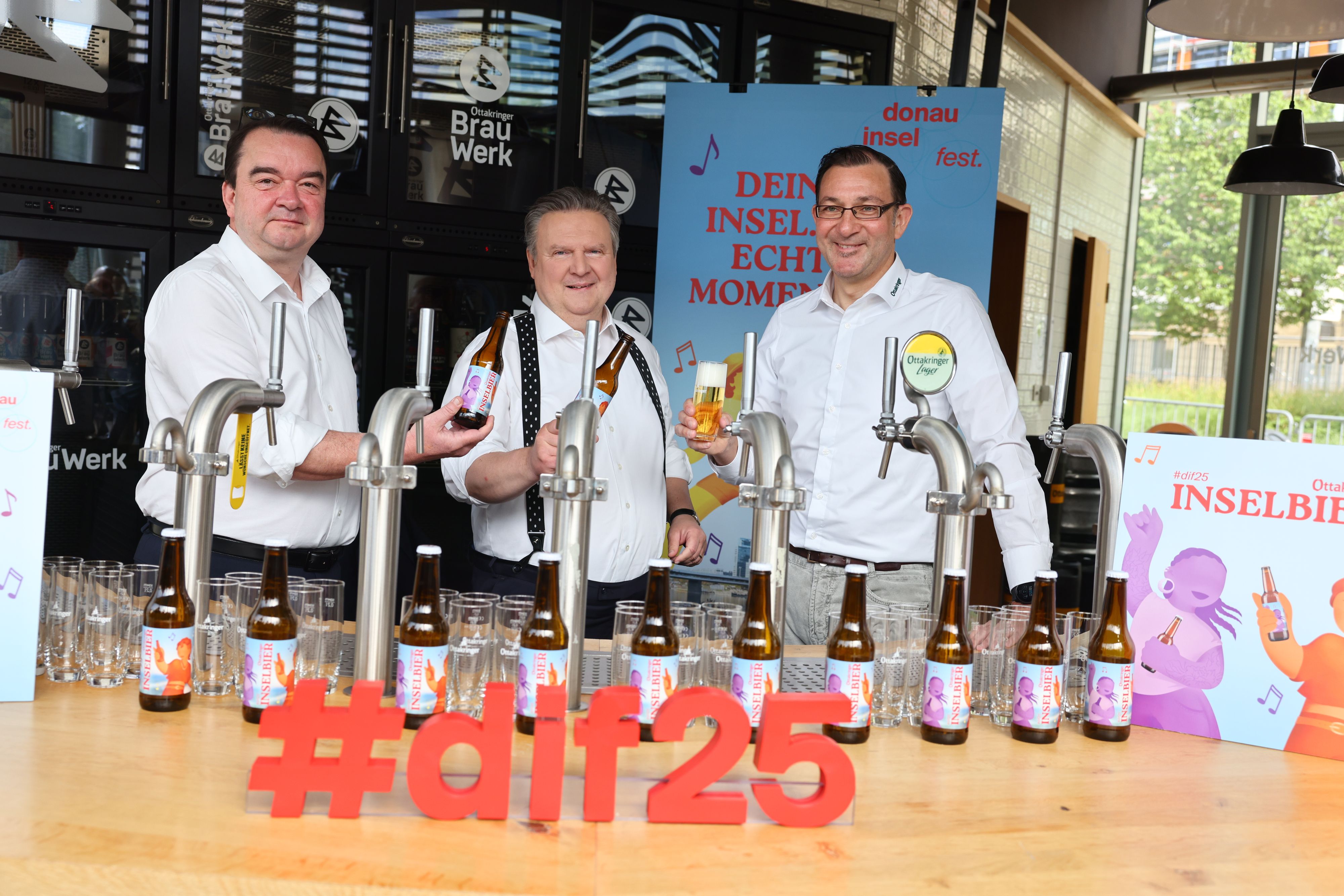 Markus Raunig, Geschäftsführer der Ottakringer Brauerei; Bürgermeister Michael Ludwig und Tobias Frank, Geschäftsführer der Ottakringer Brauerei und erster Braumeister brauten das Inselbier 2025 ein.