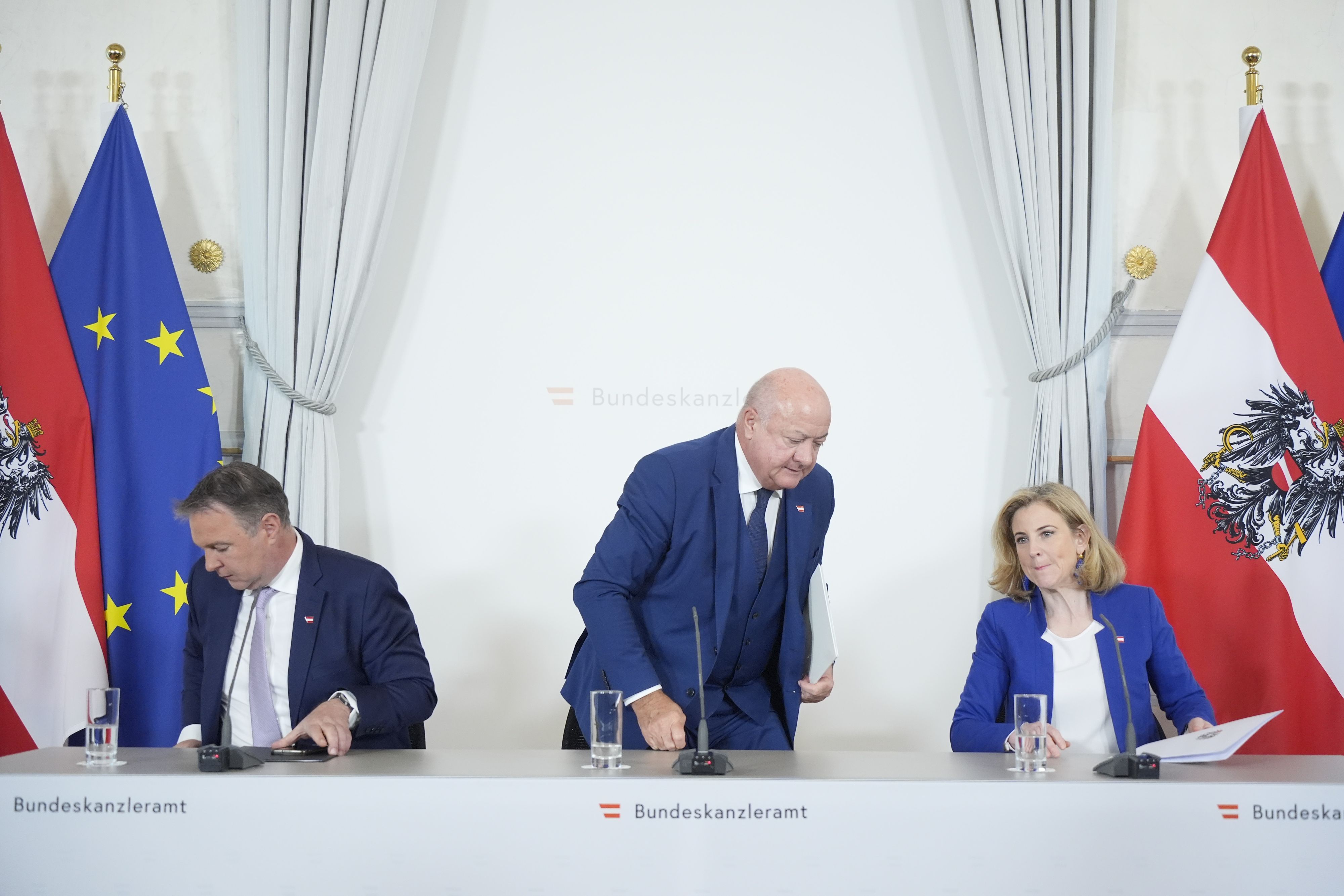 VP-Kanzler Stocker, Vizekanzler Babler (SPÖ) und Außenministerin Meinl-Reisinger (Neos) setzen Sparstift auch bei Familien an. 