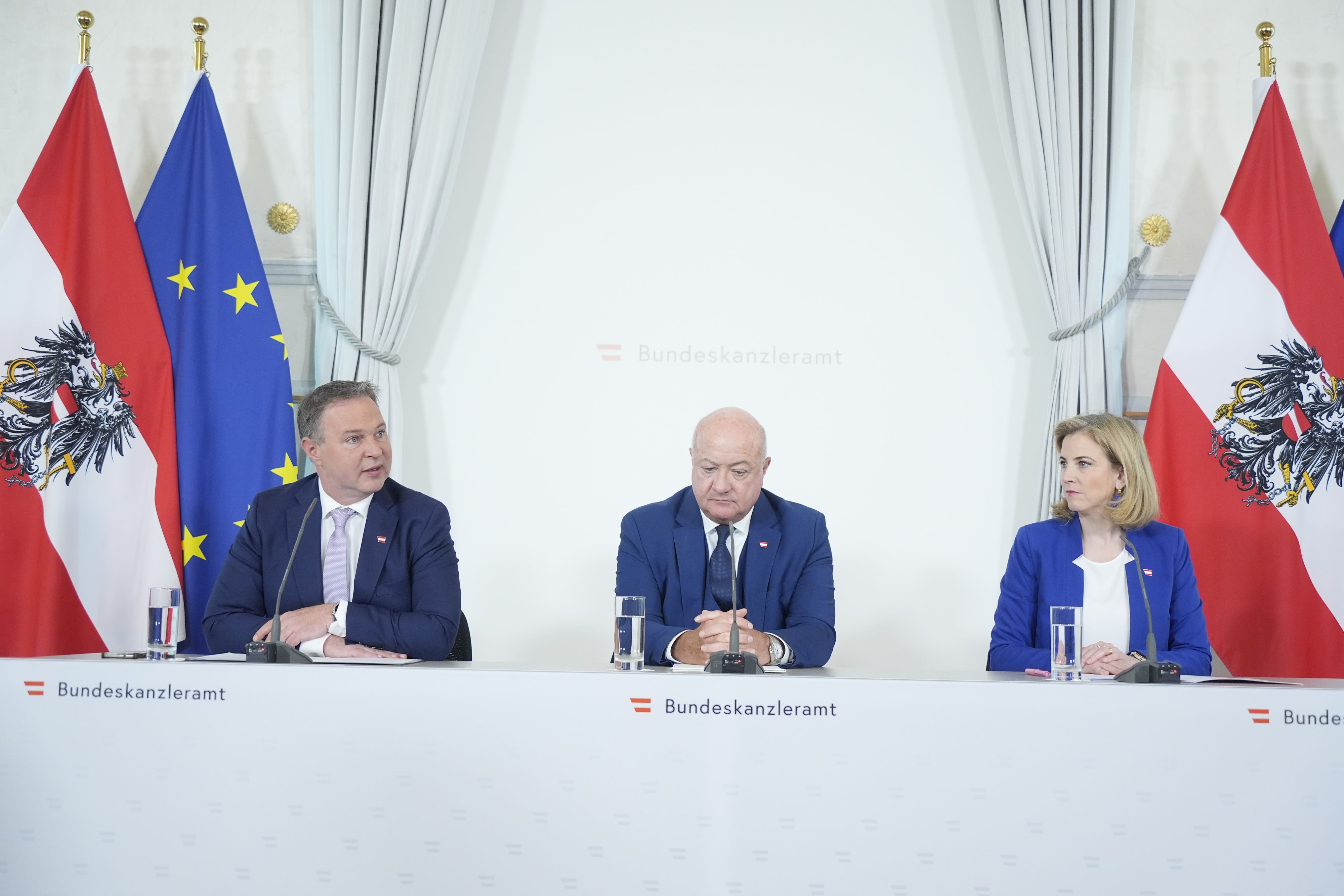 Vizekanzler Andreas Babler (SPÖ), Bundeskanzler Christian Stocker (ÖVP) und Außenministerin Beate Meinl-Reisinger (v.l.n.r.) beim Ministerrat am 7.5.2025. 