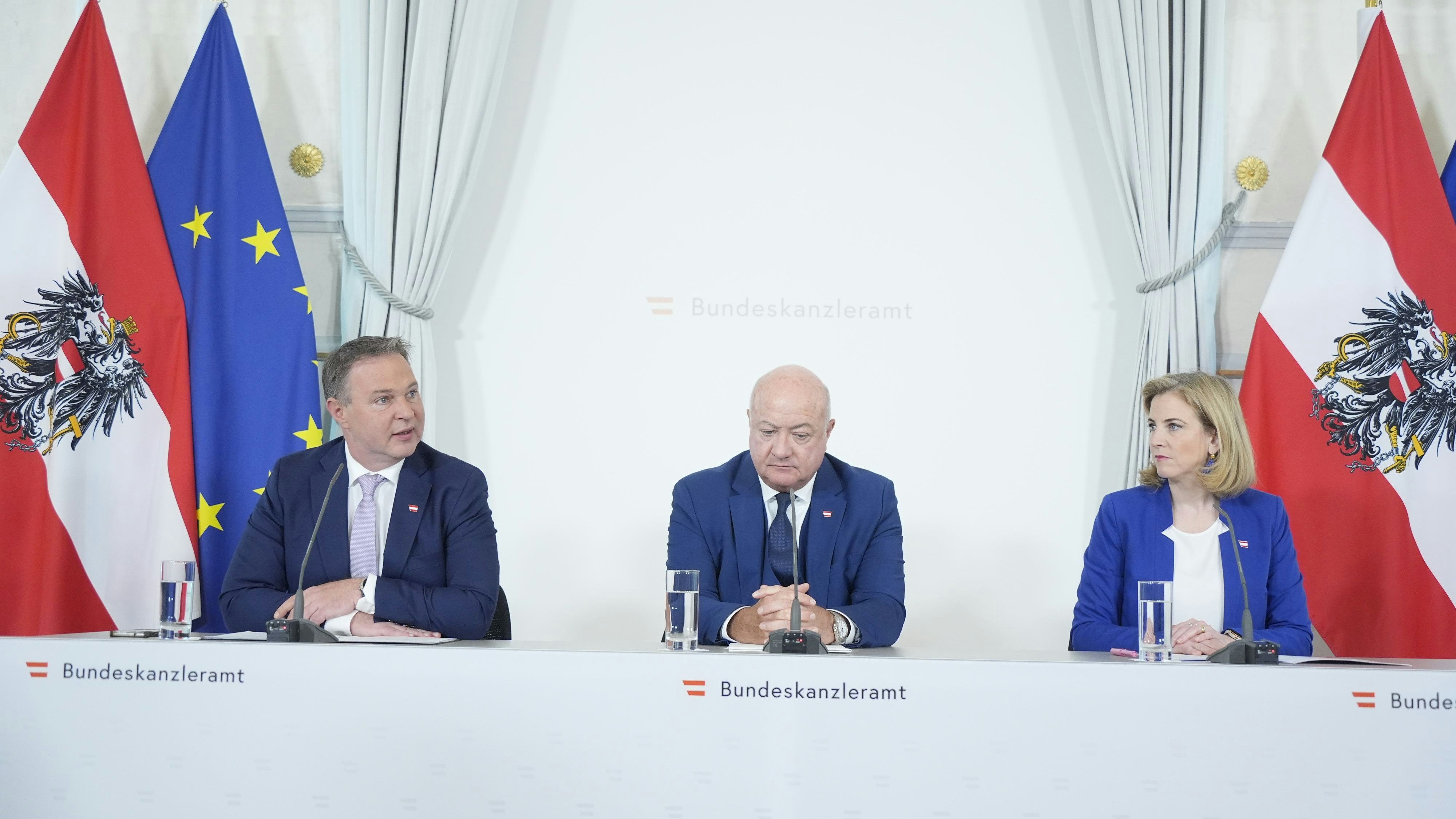 Vizekanzler Andreas Babler (SPÖ), Bundeskanzler Christian Stocker (ÖVP) und Außenministerin Beate Meinl-Reisinger (v.l.n.r.) beim Ministerrat am 7.5.2025. 