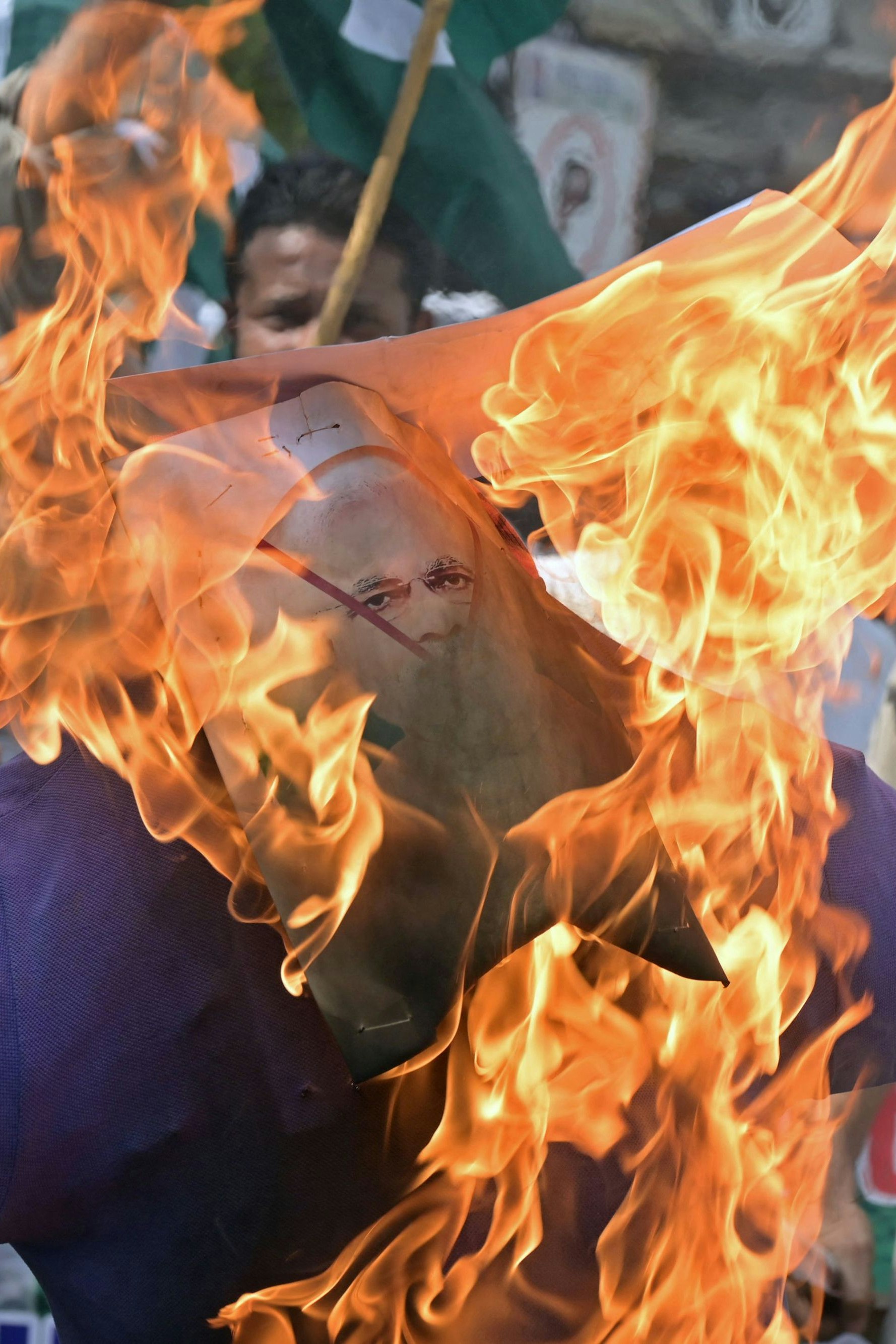 Demonstranten in Pakistan verbrennen ein Bild mit dem Konterfei von Indiens Premierminister Narendra Modi