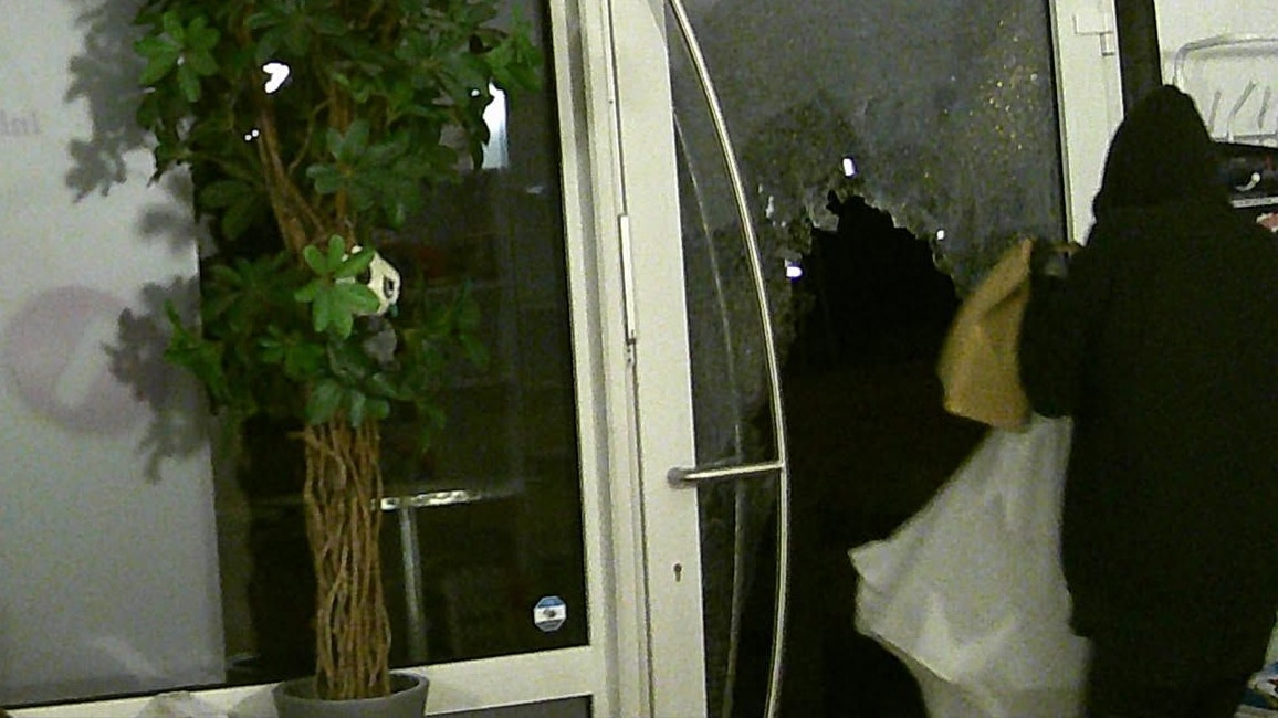 Der Dieb machte sich mit einem ganzen Sack voll Ware aus dem Staub.