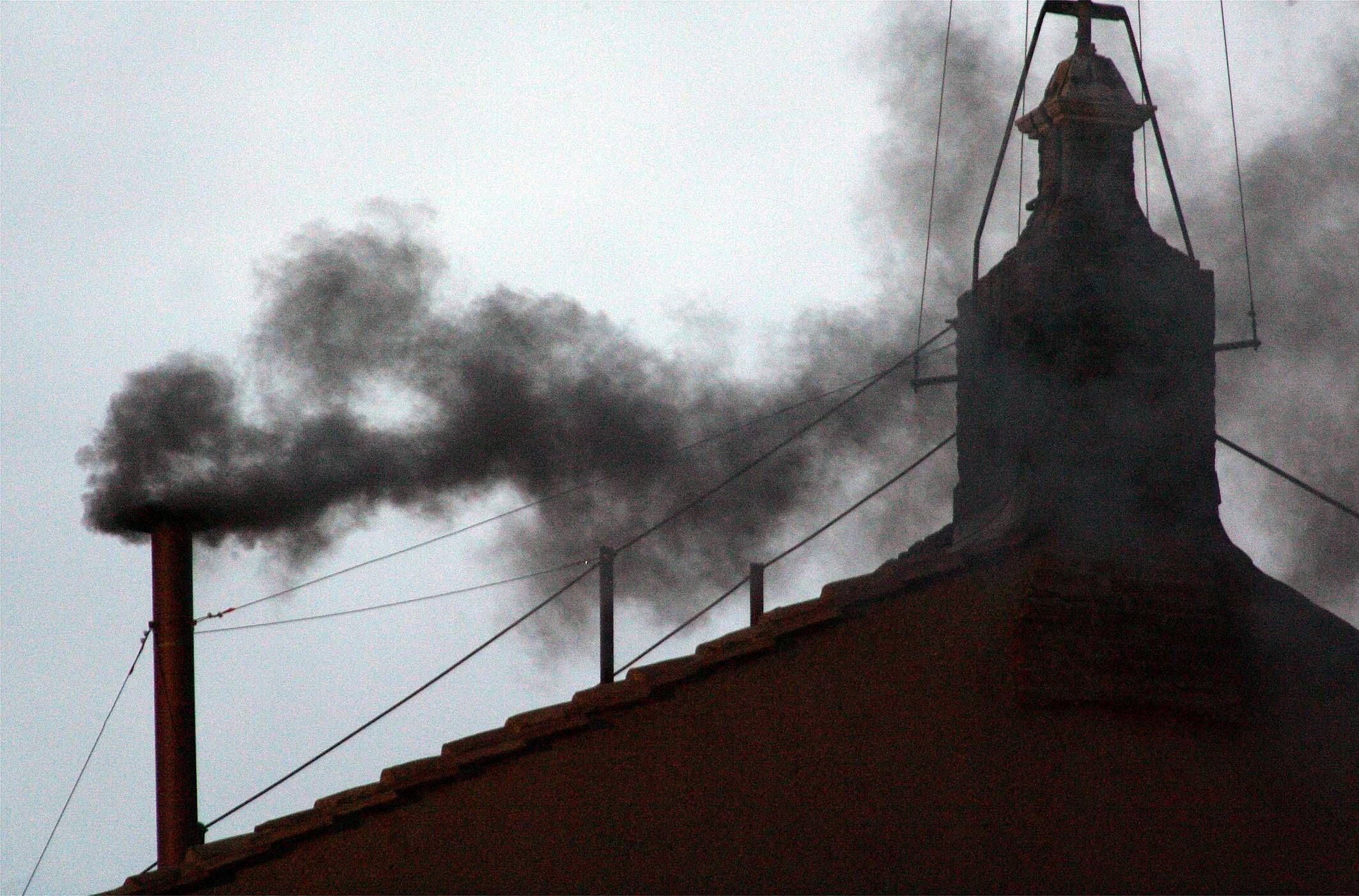 Was steckt drin? Schwarzer Rauch aus dem Schornstein der Sixtinischen Kapelle in Rom.
