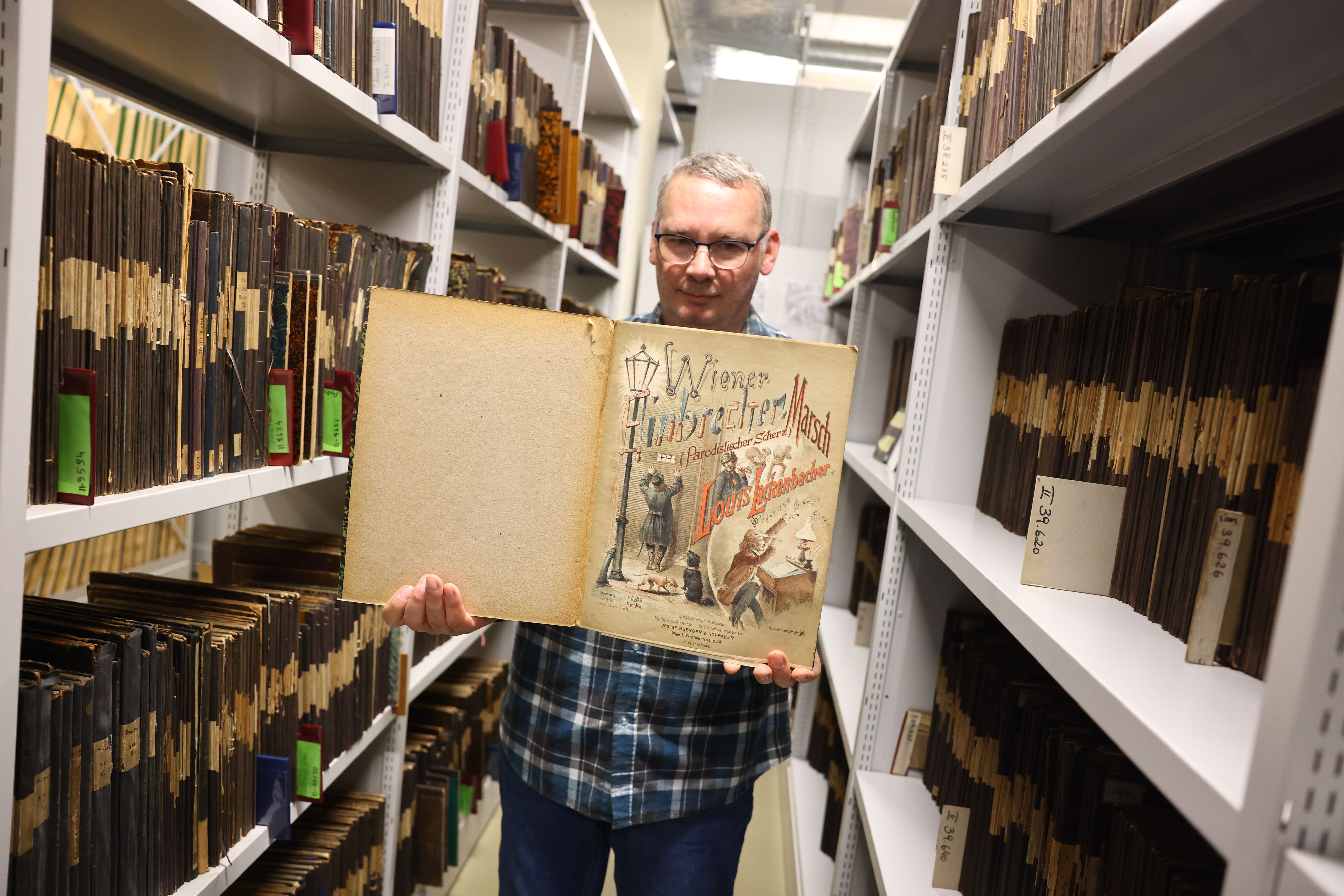 In Floridsdorf gibt es nun ein Bücherdepot der Universität Wien, einer der Architekten führte durch den Neubau.