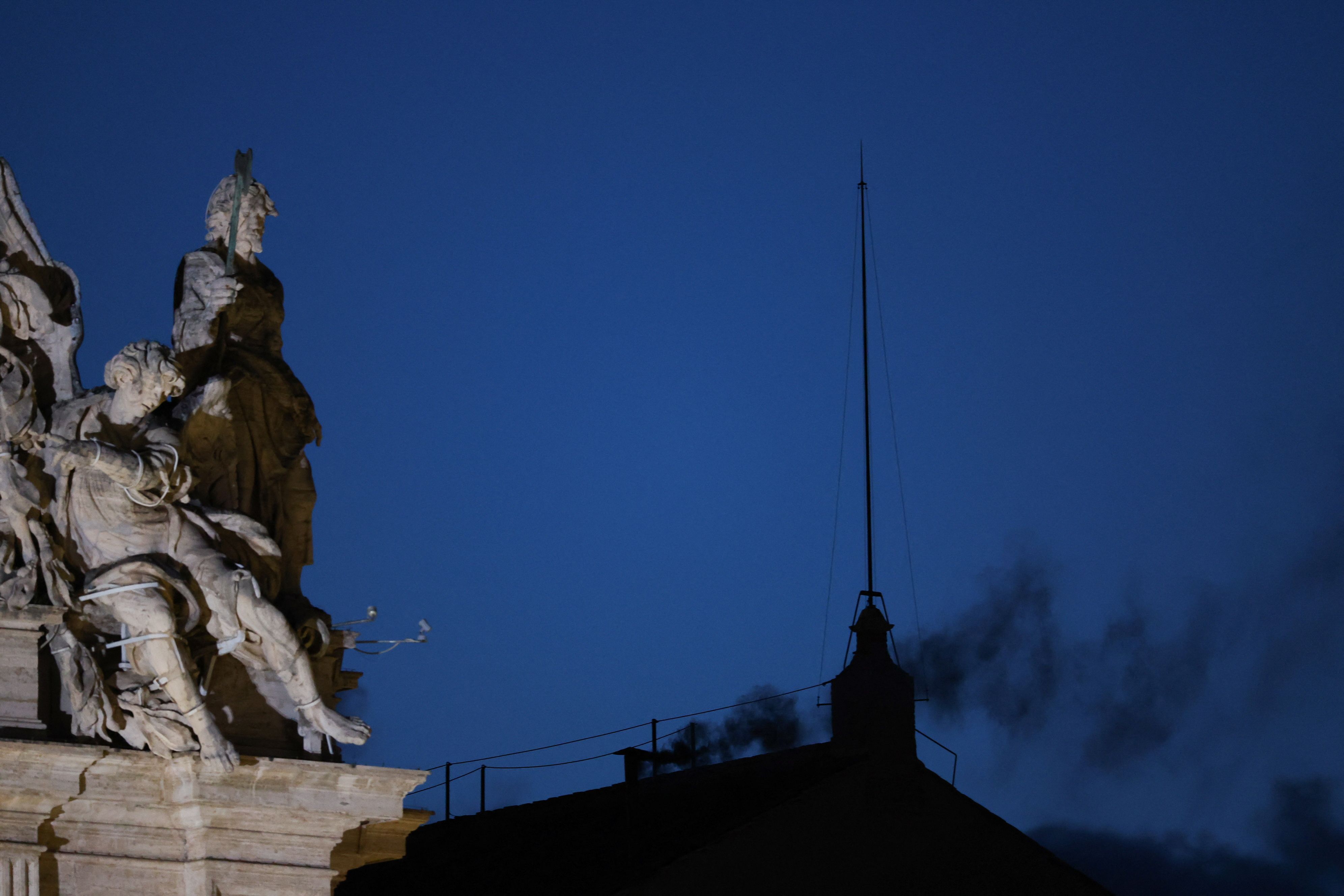 Heute.at - Kein neuer Papst – schwarzer Rauch über Petersplatz