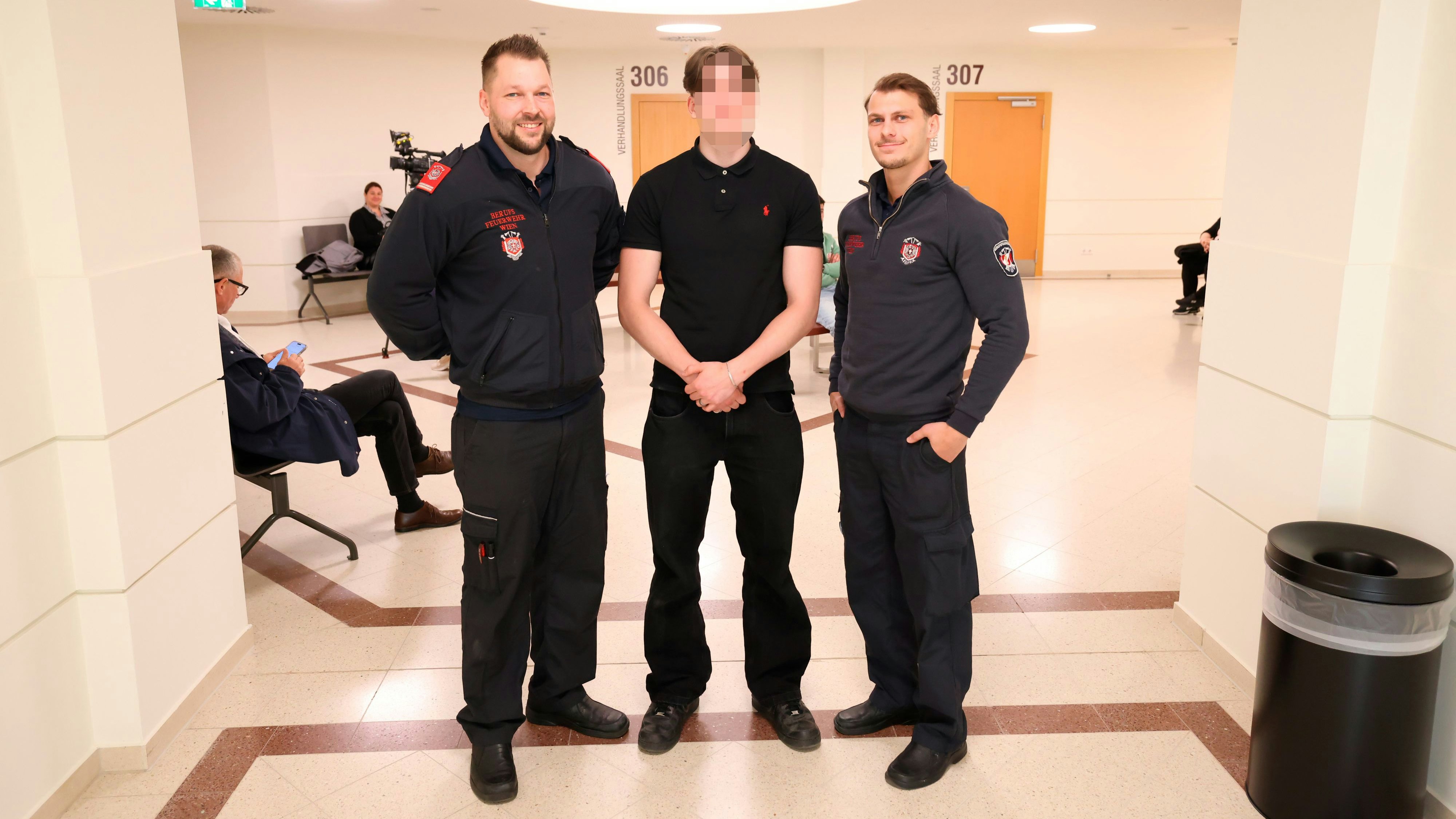 Helden: Mathias (35) und Christopher (27) von der Wiener Berufsfeuerwehr halfen dem Opfer (19, m.) und der Polizei bei der Aufklärung des Verbrechens