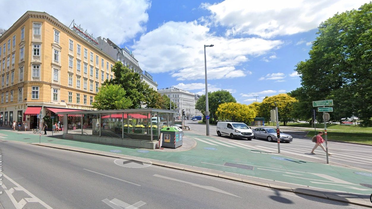 Kollision vorprogrammiert: Auf diesem stark befahrenen Abschnitt kreuzen sich Radweg, Zebrastreifen und Autospur – ein typisches Beispiel für Wiener Radverkehrschaos.