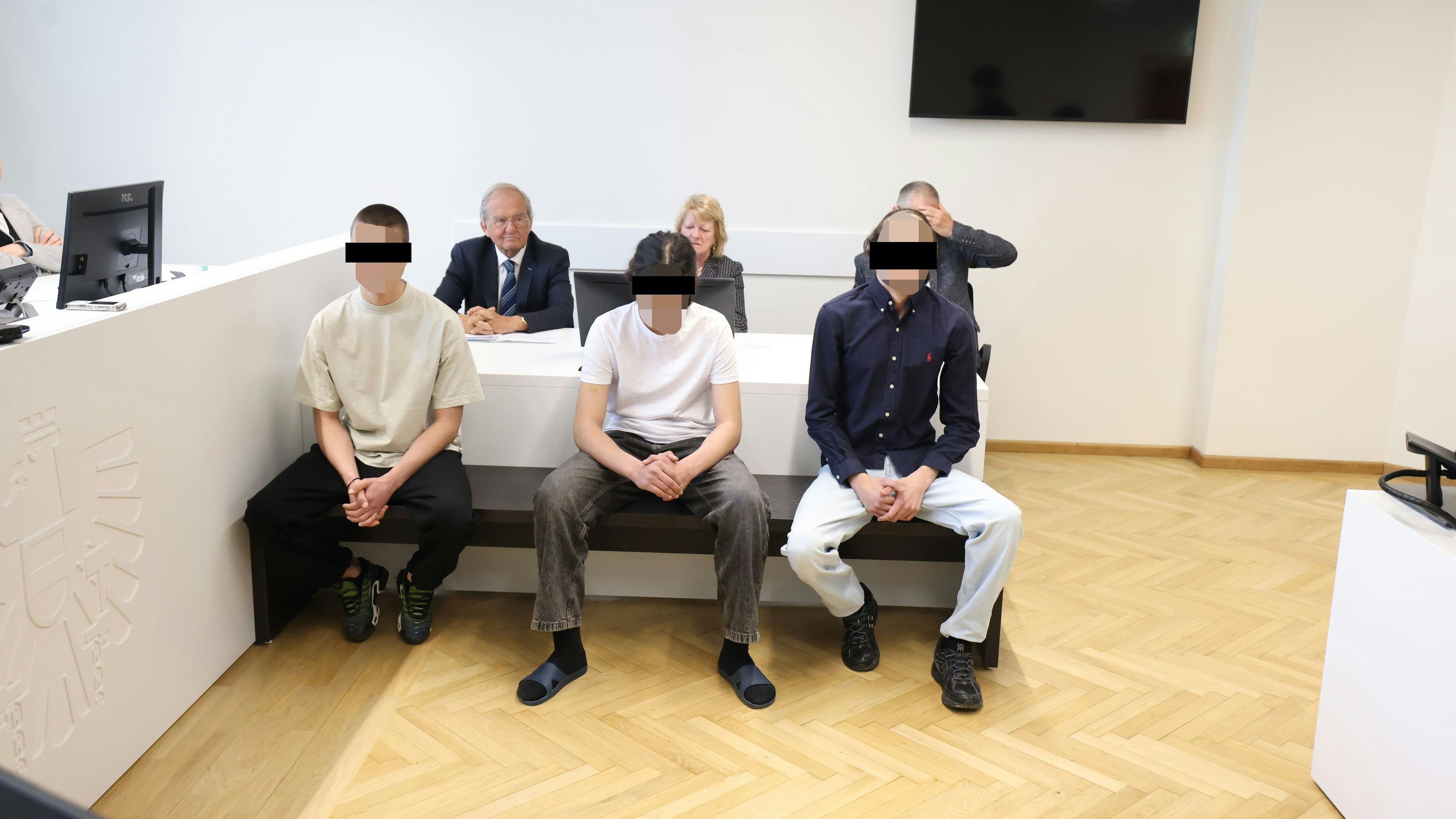 Der 15-Jährige mit Mitangeklagten vor Gericht.