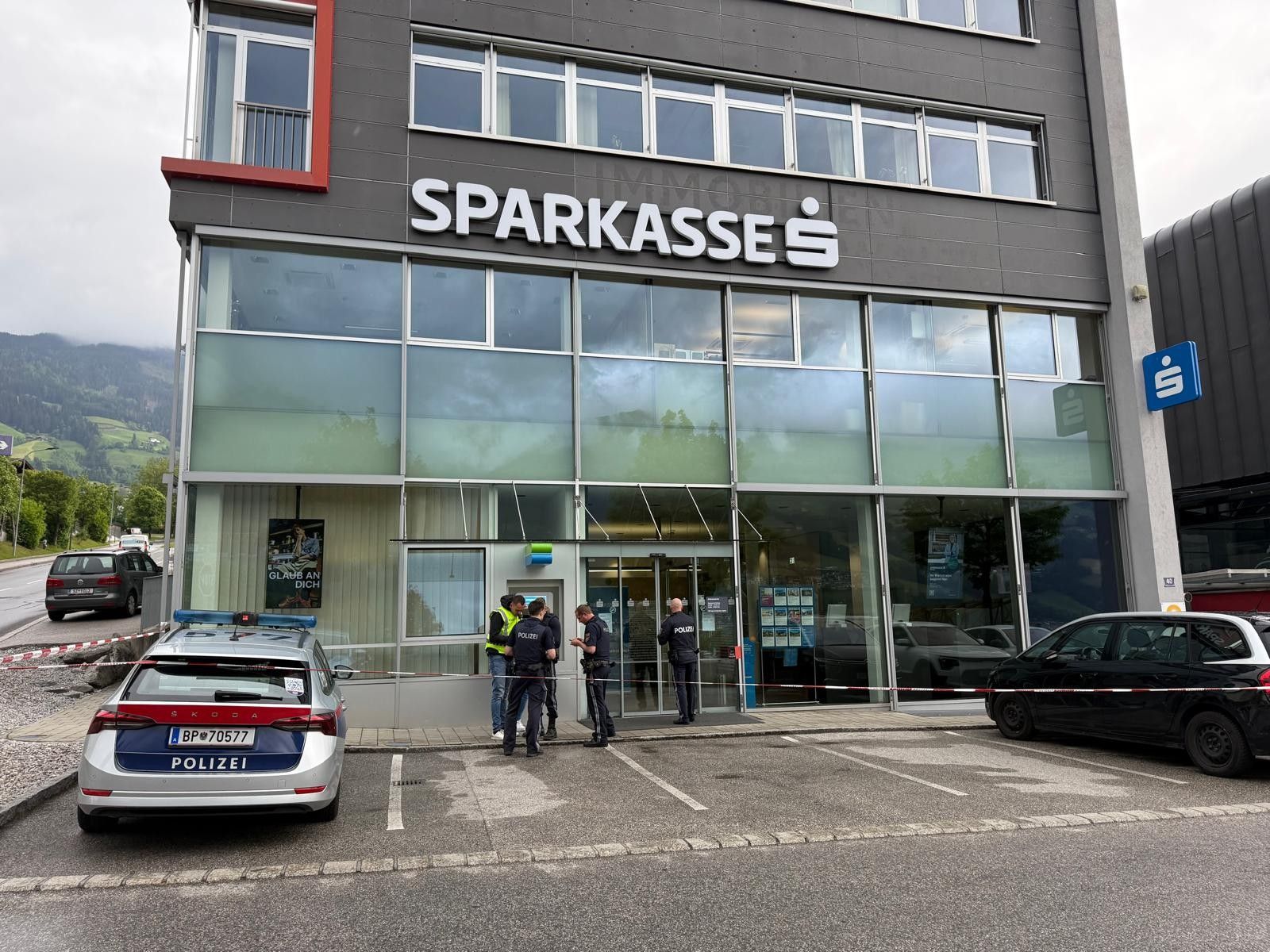 Die Sparkasse in Fügen wurde überfallen.