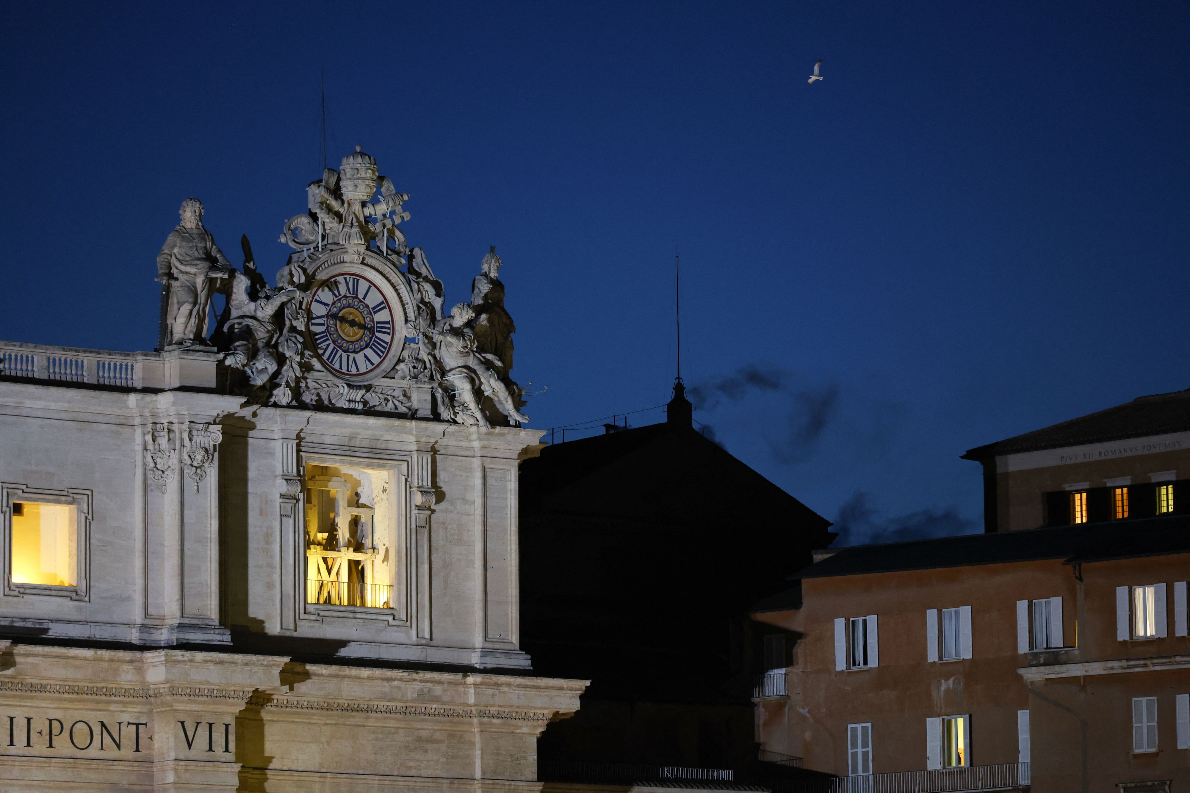 Heute.at - Schwarzer Rauch über Sixtina – lange Wahl ohne Ergebnis